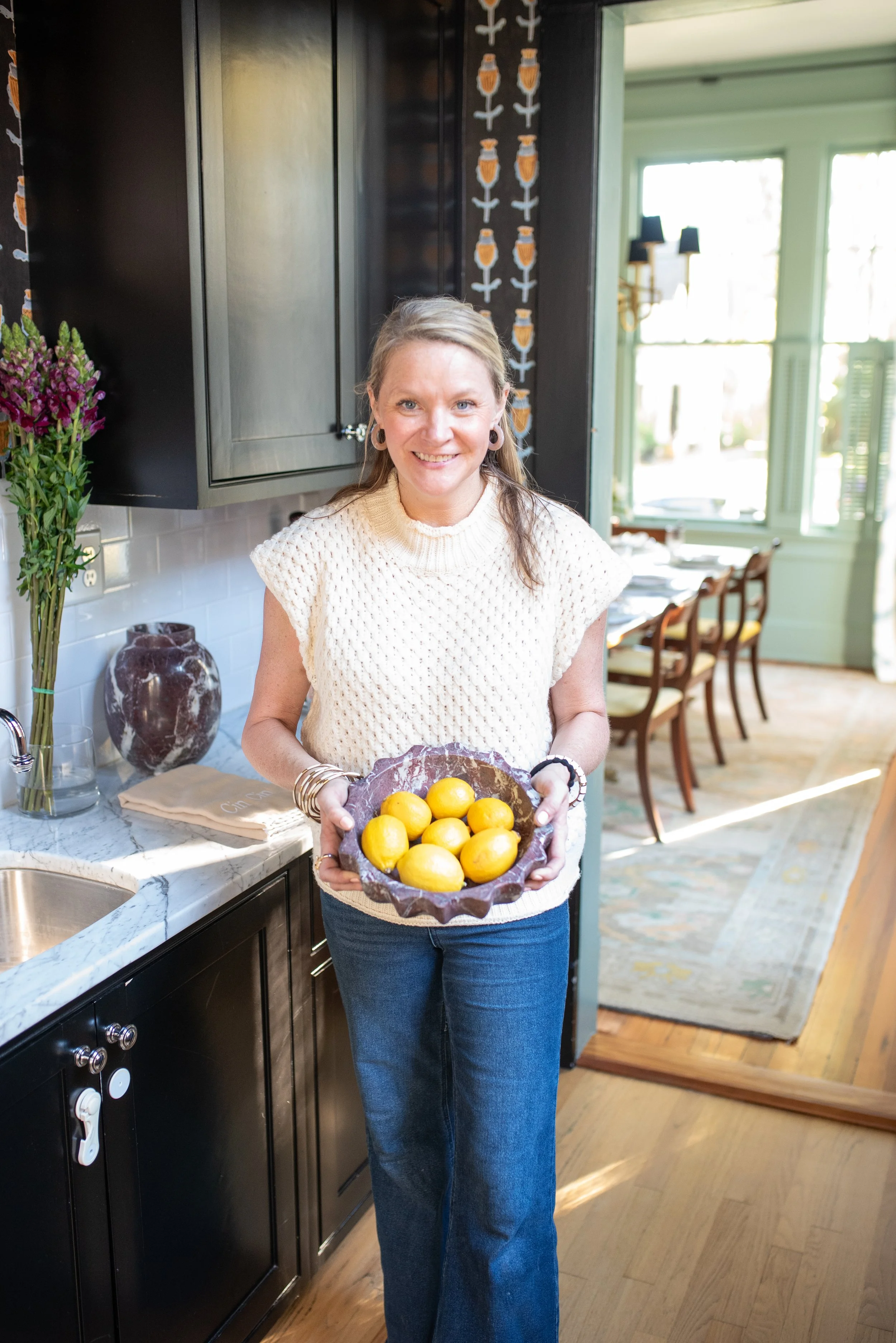 Marge holding a bowl of lemons