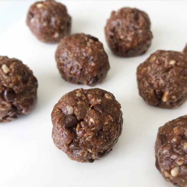 I cant take any credit for these amazing power balls. I got the recipe from @cleaneats_cleantreats and they are my absolute favorite energy bites to make! I changed the recipe only according to what I used to make it gluten and dairy free.
Almond Joy Powerballs
yield 30 balls
Ingredients
1 1/2 cups @bobsredmill gluten free old fashion oats (slightly broken down in the blender)
1 cup almond butter ( I got mine at Costco)
1/2 cup toasted (don't skip that) unsweetened coconut
1/2 cup raw honey
1/4 cup @enjoylifefoods life chocolate chips
1 scoop @naturesproperty Chocolate Bone Broth Protien Powder
2 tbsp cocoa powder
2 tbsp chopped almonds
1-2 tbsp coconut milk (start with one, depending on the consistency you may not need to add the other)
1 tbsp coconut oil, melted
1 tsp almond extract
1/2 tsp vanilla extract
1/4 tsp sea salt
Instructions
Combine all dry ingredients in kitchen-aid mixer bowl.
Mix on low until ingredients are well blended.
Add wet ingredients to blended dry ingredients.
Mix on medium speed until a "dough" forms.
Scrape sides of bowl with a spatula and mix again if needed.
Remove bowl from Kitchen-aid stand.
Using a 2-inch cookie scoop form dough into balls.
Set balls on a parchment lined cookie sheet or storage container and refrigerate for at least one hour or until ready to eat.
Keep refrigerated up to one week, if they last that long! Enjoy!