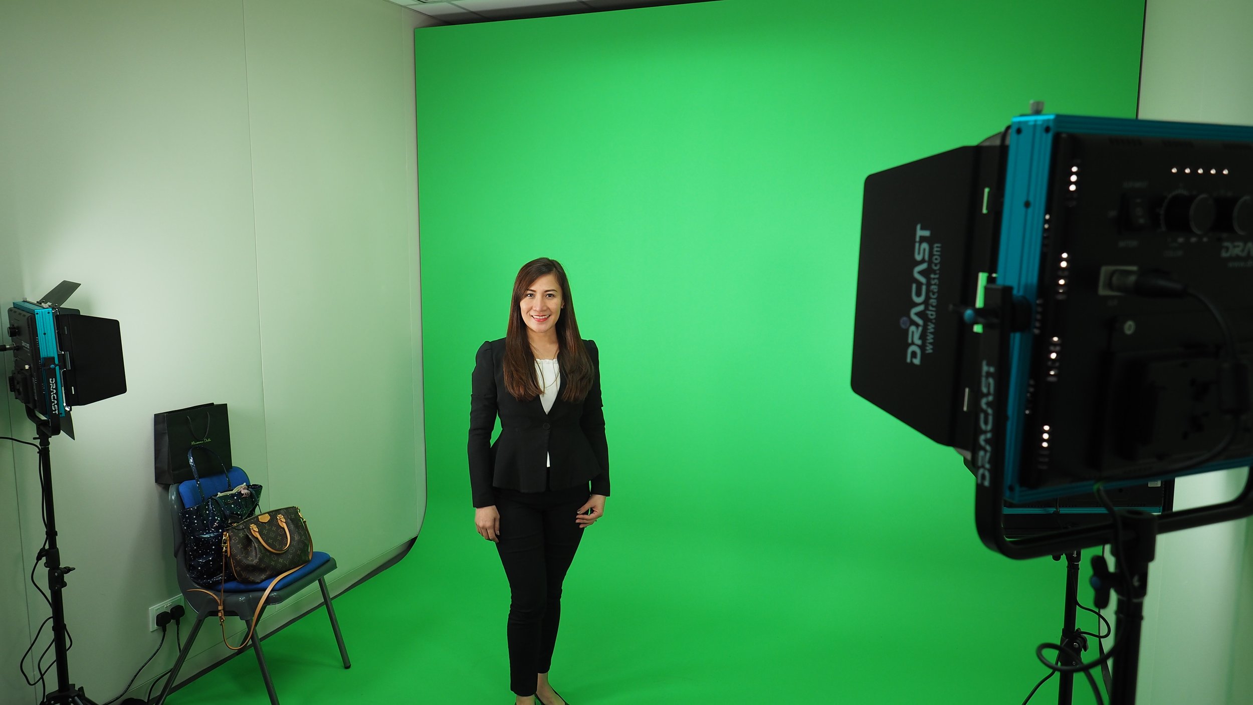 women-in-greenscreen-broadcast-room