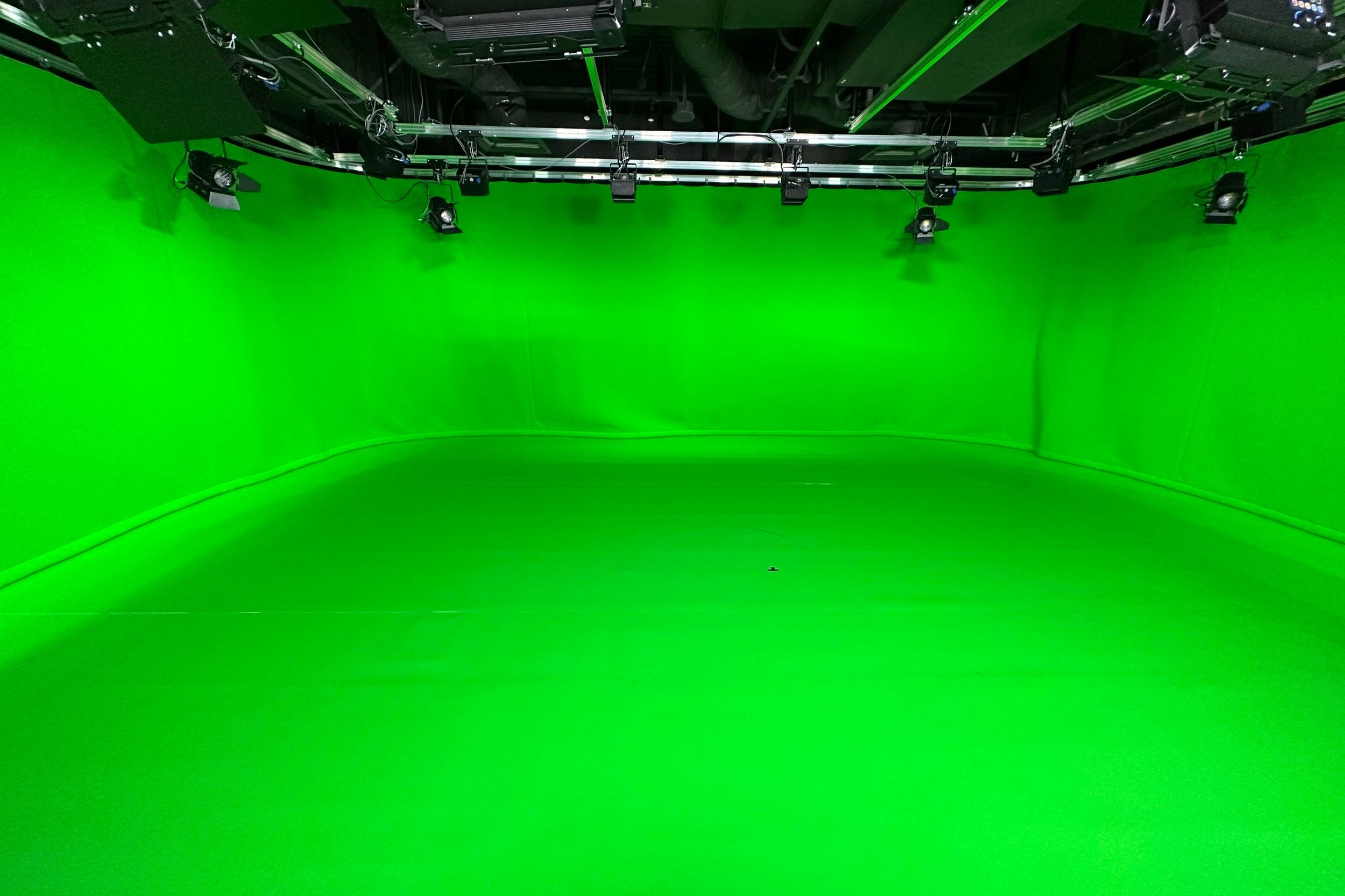 VIRTUAL CHROMAKEY GREEN SCREEN STUDIOS