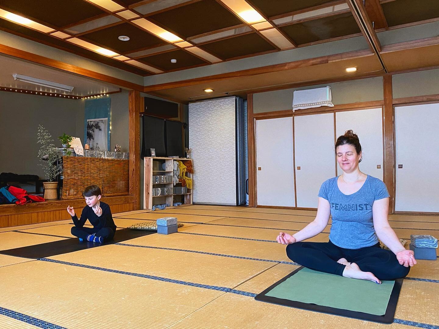 Sharing my favorite place in Nozawa with my favorite person. 🧘🏼&zwj;♂️🧘🏻&zwj;♀️✨ @spiritualpretzel @shizen.noz #ChaseRiver #yoga