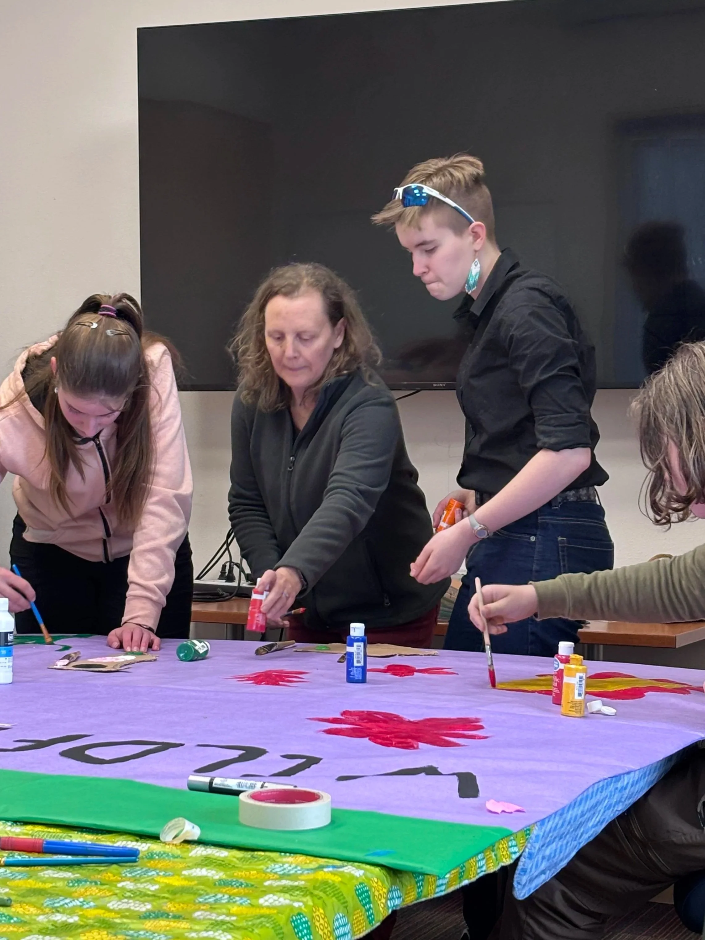 Cinda+painting+sets+with+students.jpg