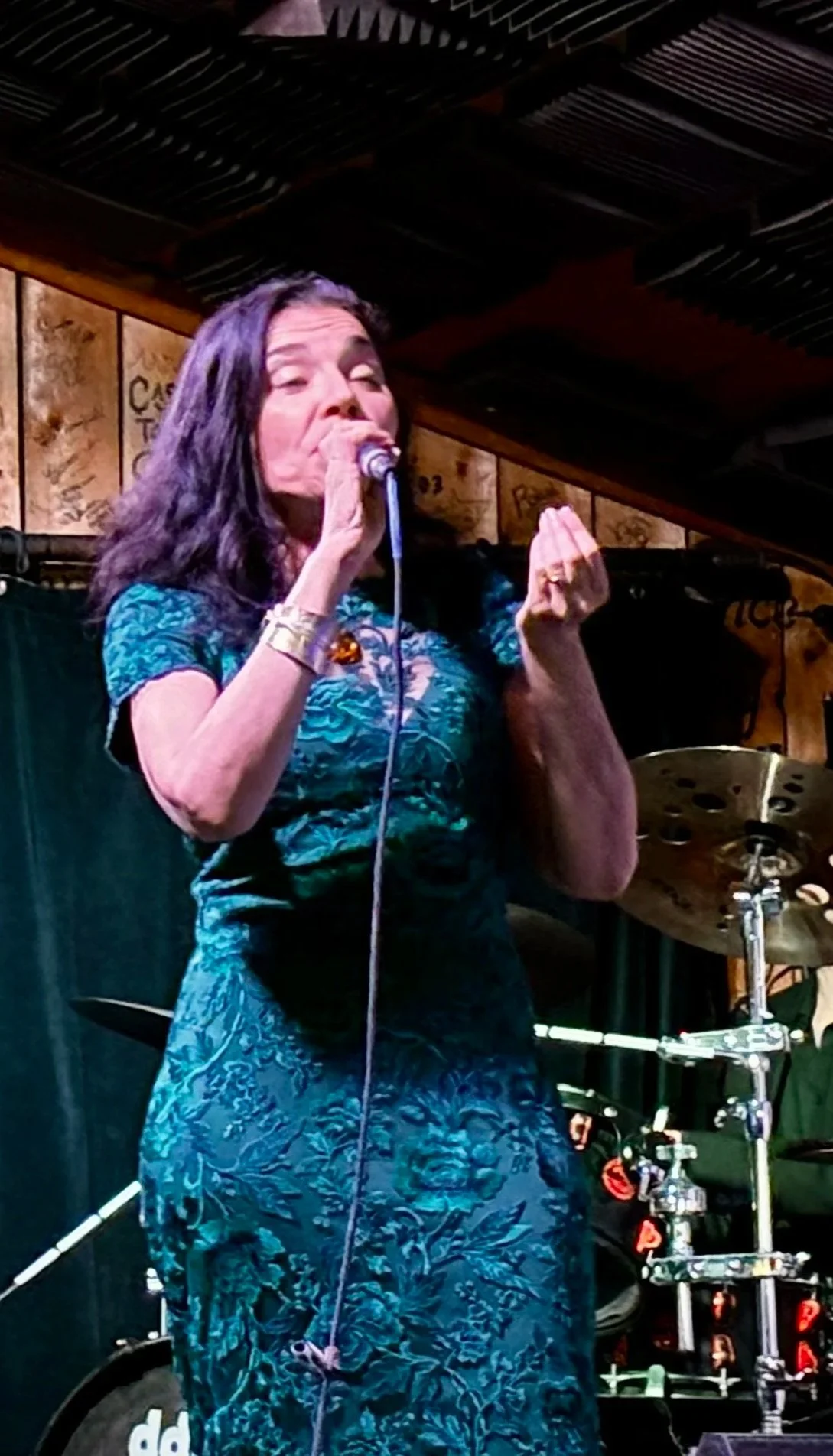 Paris+Chansons+singer+in+lace.jpg