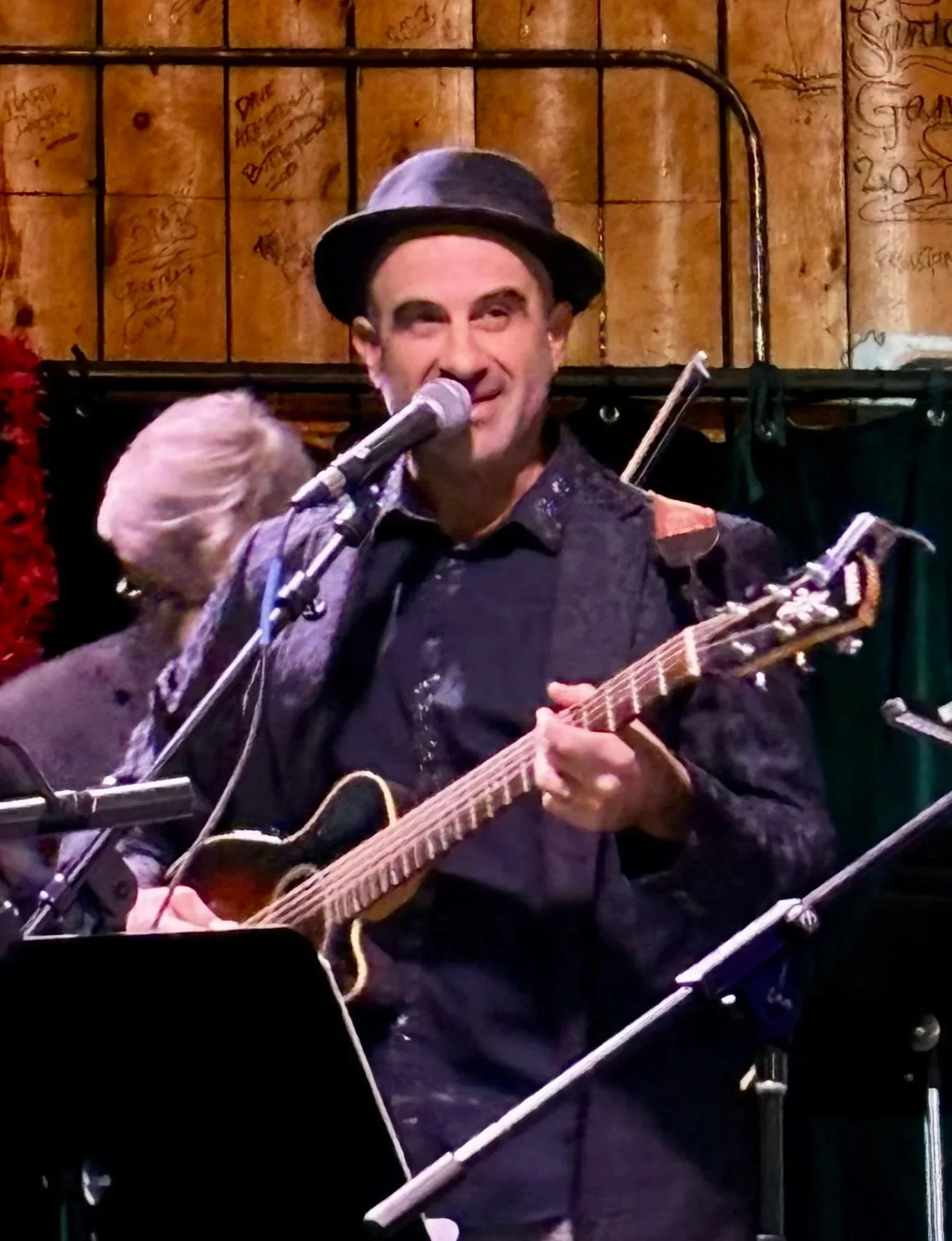 Paris+Chansons+guitarist+with+hat+2.jpg