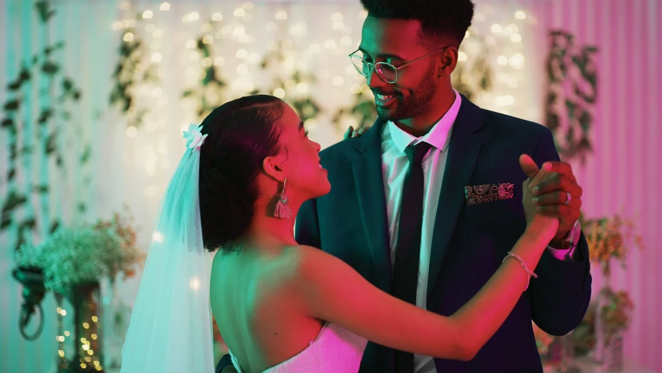 6 Easy Ways a Wedding Reception DJ Ensures Your Guests Have a Blast at Your Wedding Reception