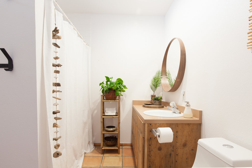 ranch-house-shared-bathroom.png