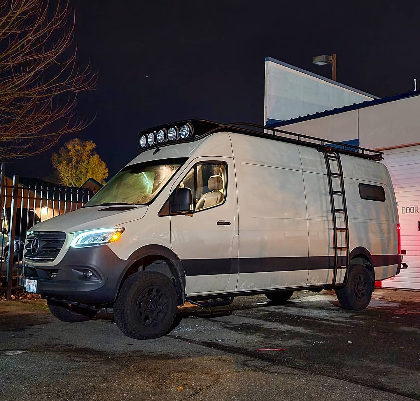 We put on a fresh exterior accessory package for this beautifully converted DIYer

Rack with lights
Side ladder
Side steps
Off-road lights

Everything you need to utilize the ins and outs of your van
.
.
.
.
.
.
.
.
#mammothvans #vanconversion #campe