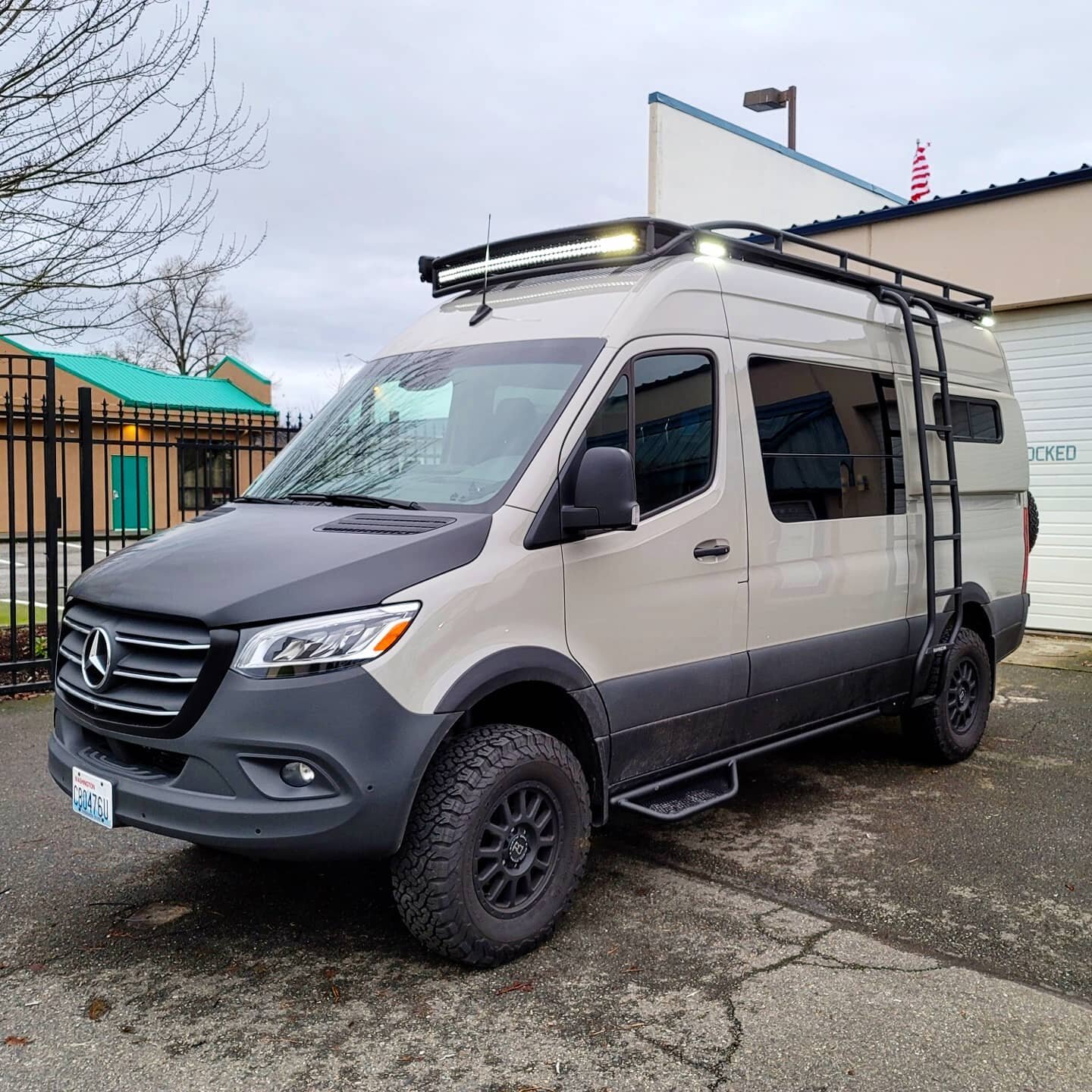 Another full Roambuilt package out the door.

Safari 2.0 ▪︎ Chicane Side Ladder ▪︎ Side Steps ▪︎ All-side Diode Dynamics LED scene lighting ▪︎ KC 50&quot; curved LED light bar ▪︎ Fiamma F45S

.
.
.
.
.
.
.
.
.
.
#mammothvans #vanconversion #campervan