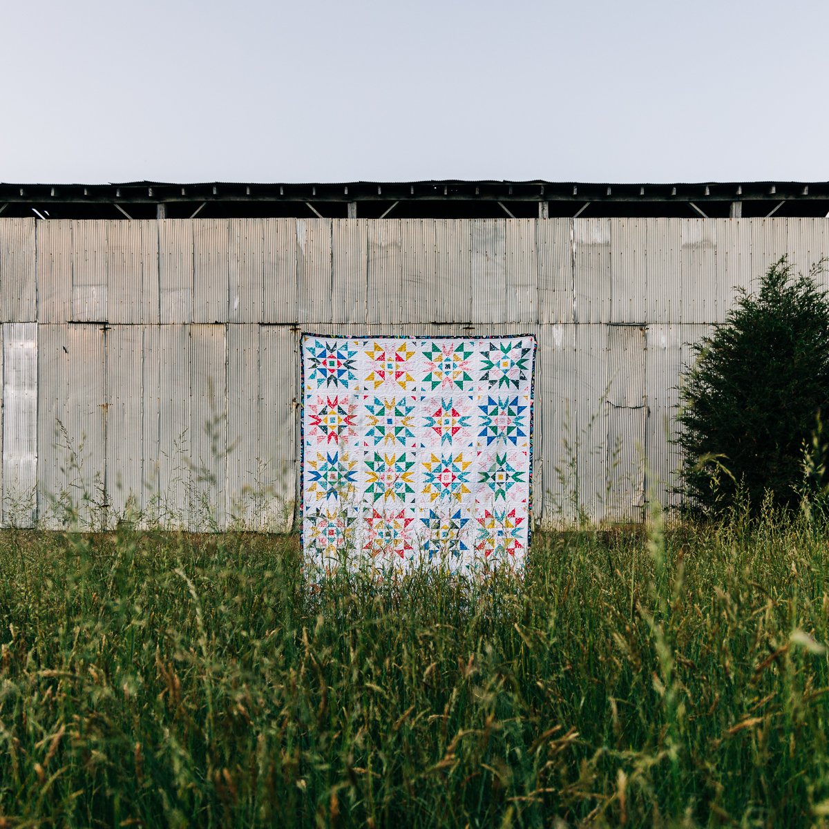 she-makes-joy-stellar-pop-quilt-open-fields-barn-02.jpg