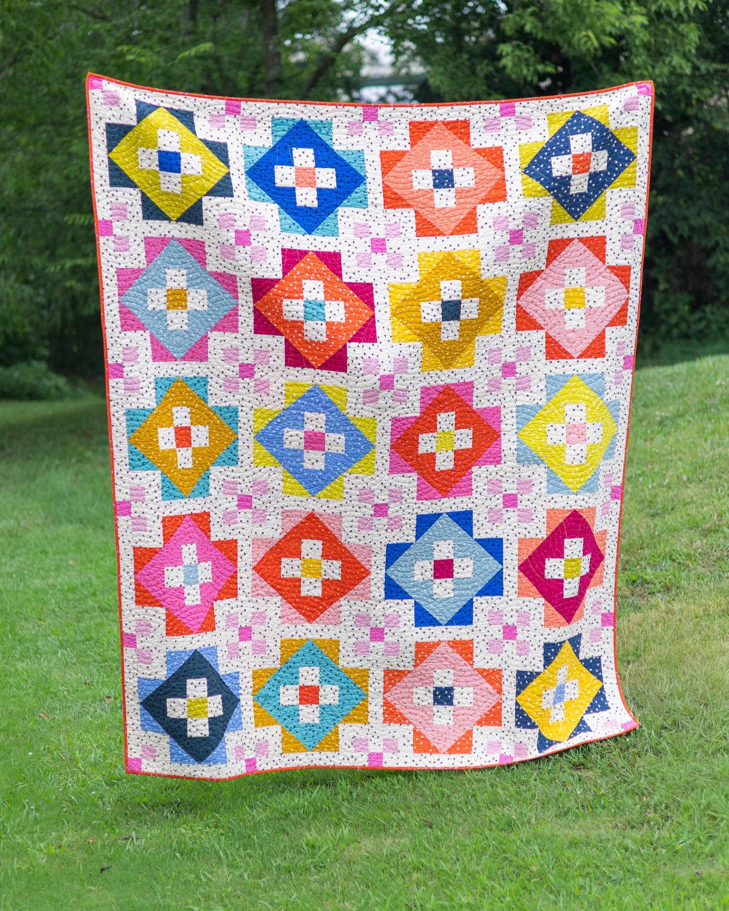 Couldn't help sharing another view of Clover Patch! 

July 14 can't get here soon enough!!! 

Quilting Services: @tracecreekquilting⁣
E2E patterns: Sunrise Skateland by @juliehirt⁣
Quilt Pattern: Clover Patch by @shemakesjoy⁣
Fabric: Starry by @rubys