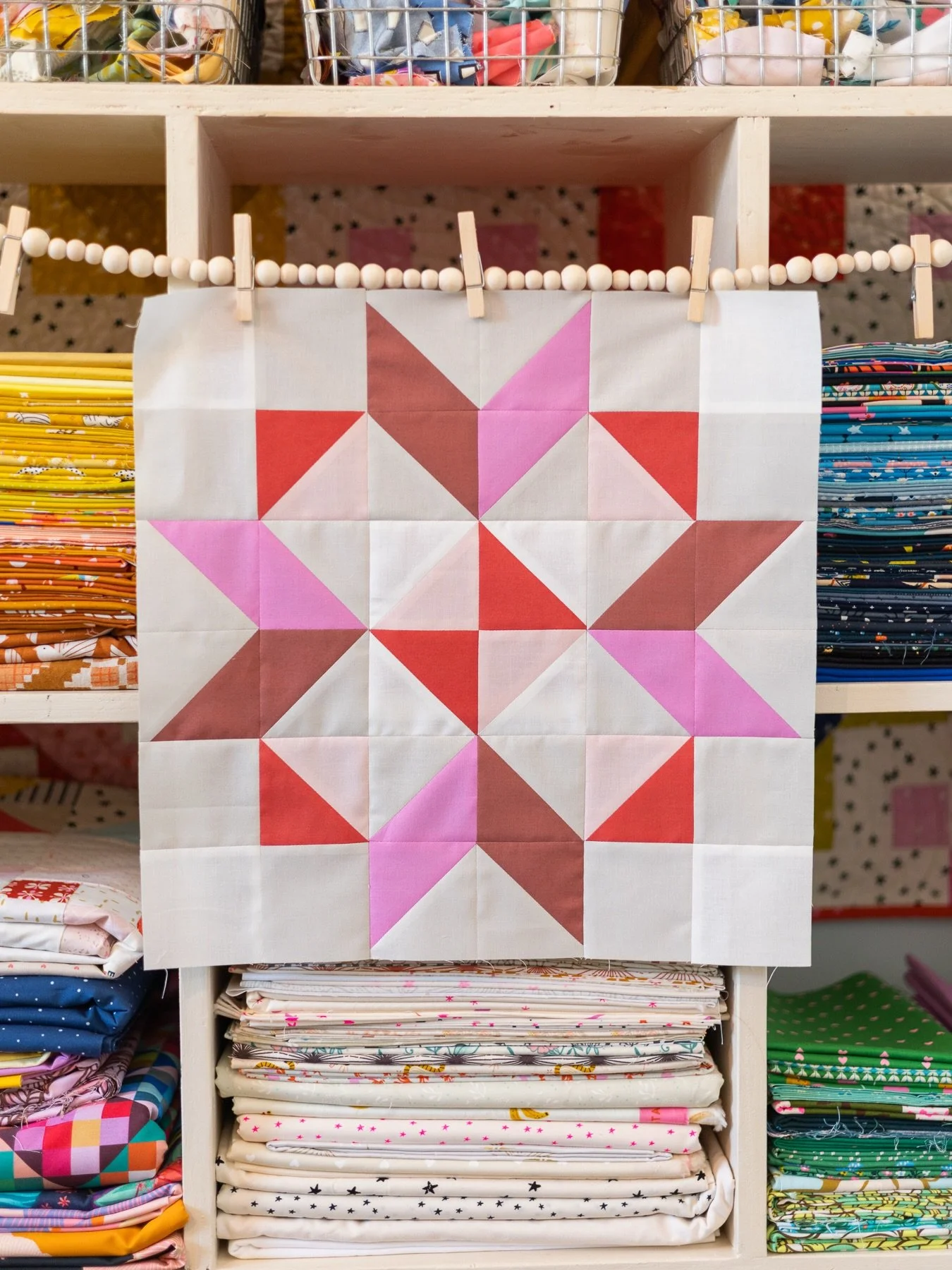 Wild Rose + Fairy Floss 🤎🩷

I simply adore this Ruby + Bee solids version of this quilt!! I went against all my defaults &mdash; solids instead of print, warm gray background instead of white, poppy instead of capsicum for the red, and wild rose &a