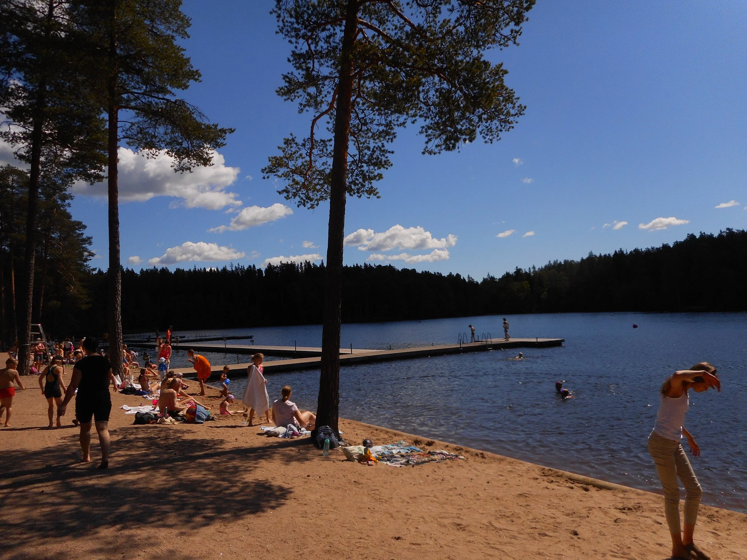 Kuusijärvi outdoor recreational center is located just next to Sipoonkorpi National Park .