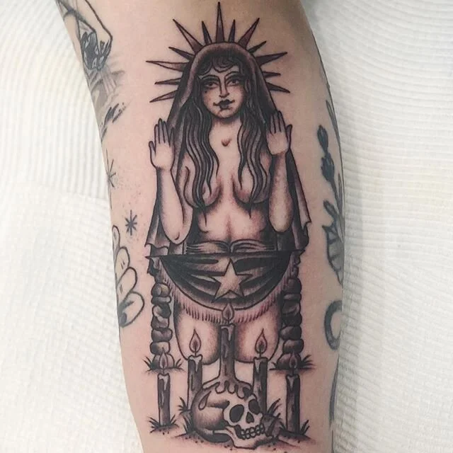 On the very tiny bicep of @a.bland.life 🖤 thank you as always! Made at @tattoorosies for all appointments and enquiries email emilyjanetattoo@gmail.com or use the submission form online (in bio). It goes without saying that this is a stressful time 