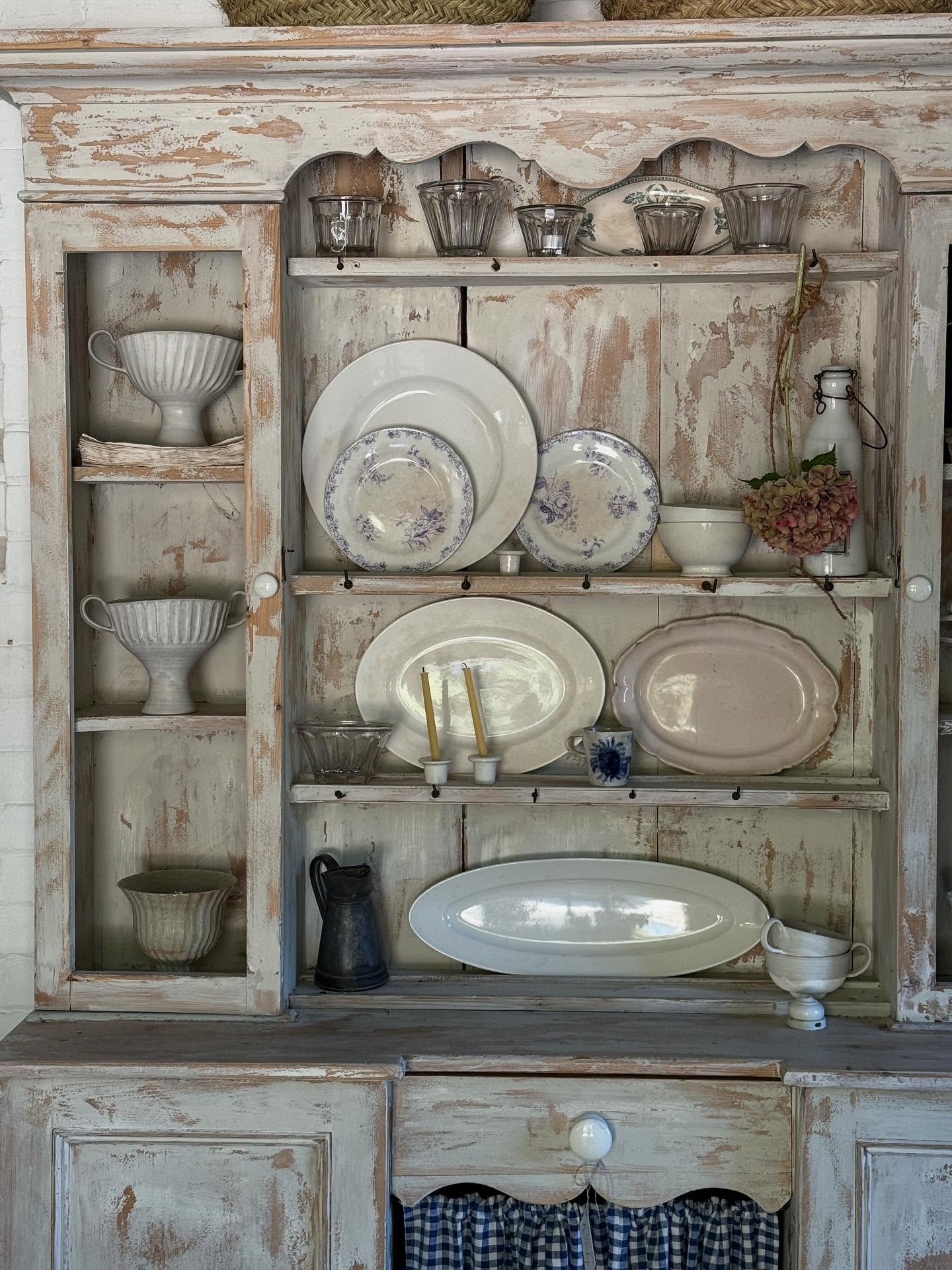 Some lovely furniture for sale too&hellip;
#rosehipautumngathering #frenchfinds #handmade #countrypieces