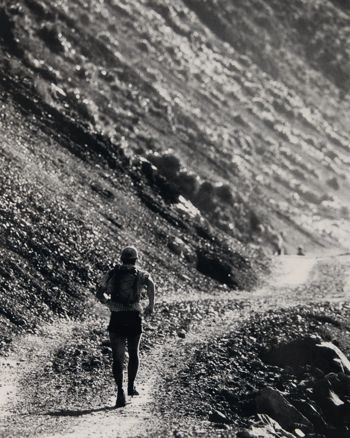 Trail runner on rugged red rocks mountain trail, WUU2K trail running event photography