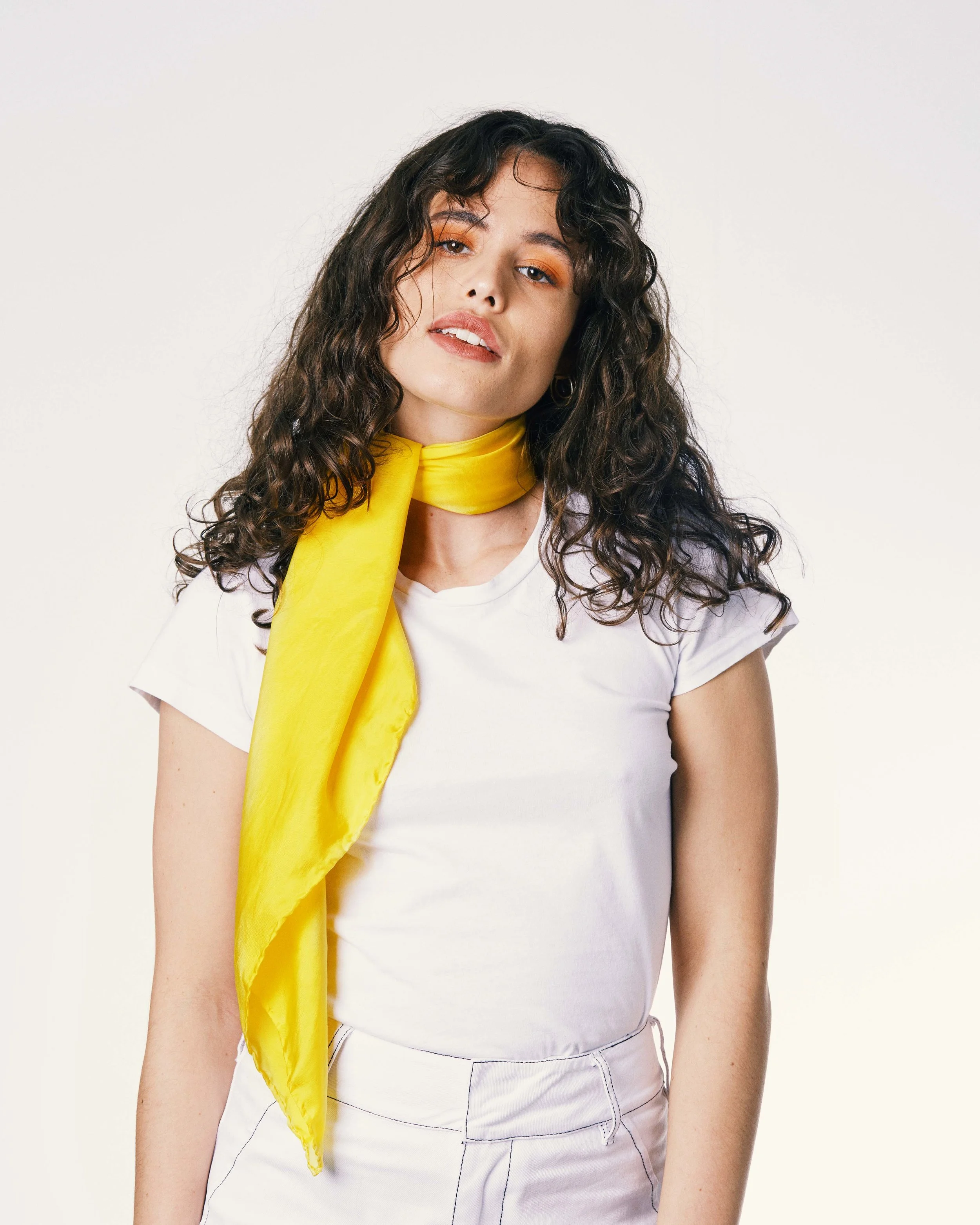 IGENSTUDIO_scarf_safflower_large_model.jpg