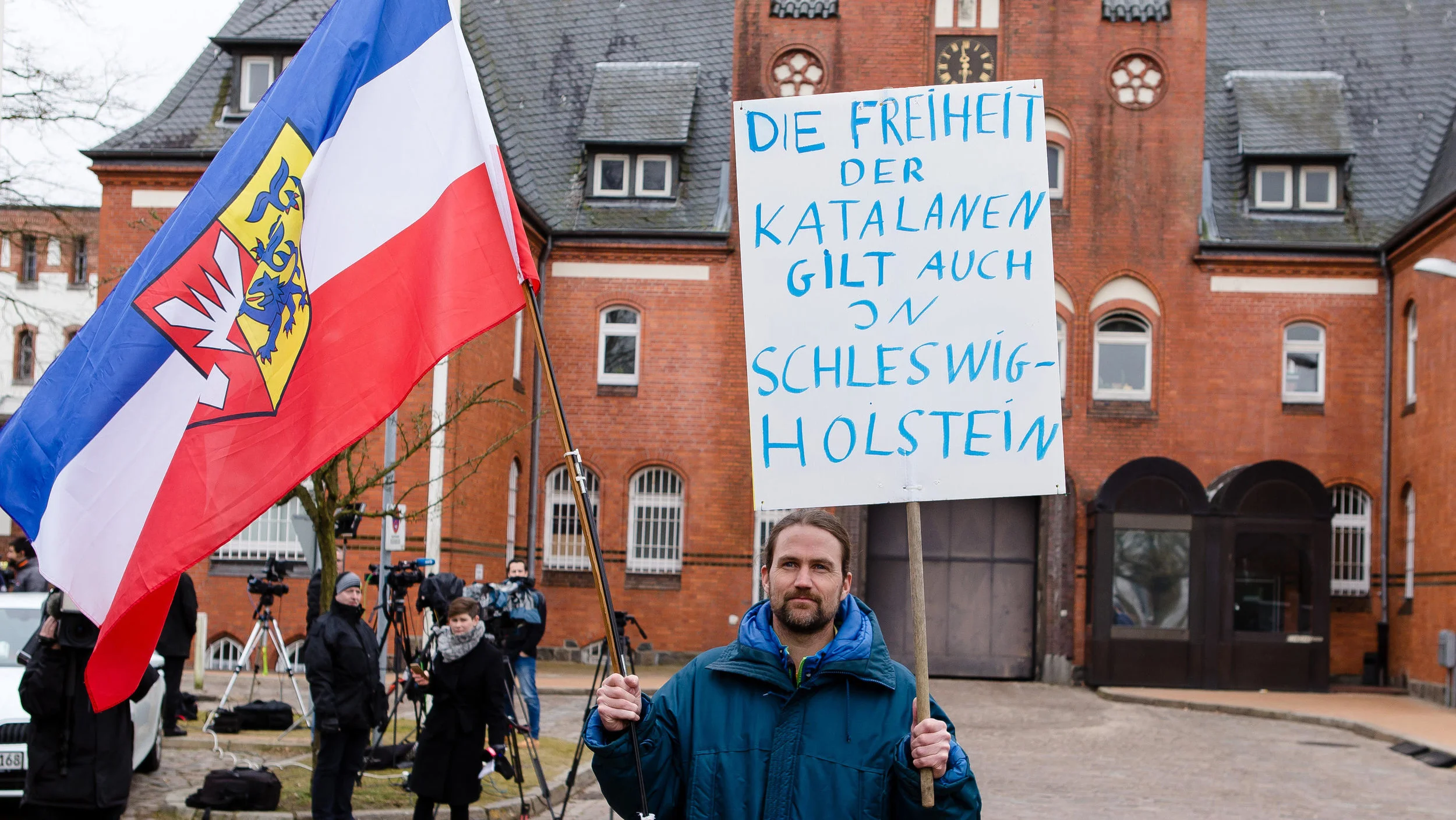 carles-puigdemont-in-deutschland-in-haft-gericht-in-neumuenster-wird-buehne-fuer-spaniens-innenpolitik.jpg