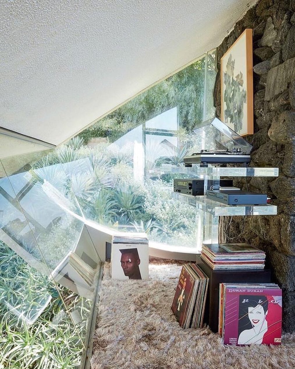 The Garcia House | Los Angeles

A mid-century masterpiece in the Hollywood Hills designed by John Lautner. A restoration by Marmol Radziner. 

Via @voguemagazine 
📸 by Roger Davie

#thegarciahouse