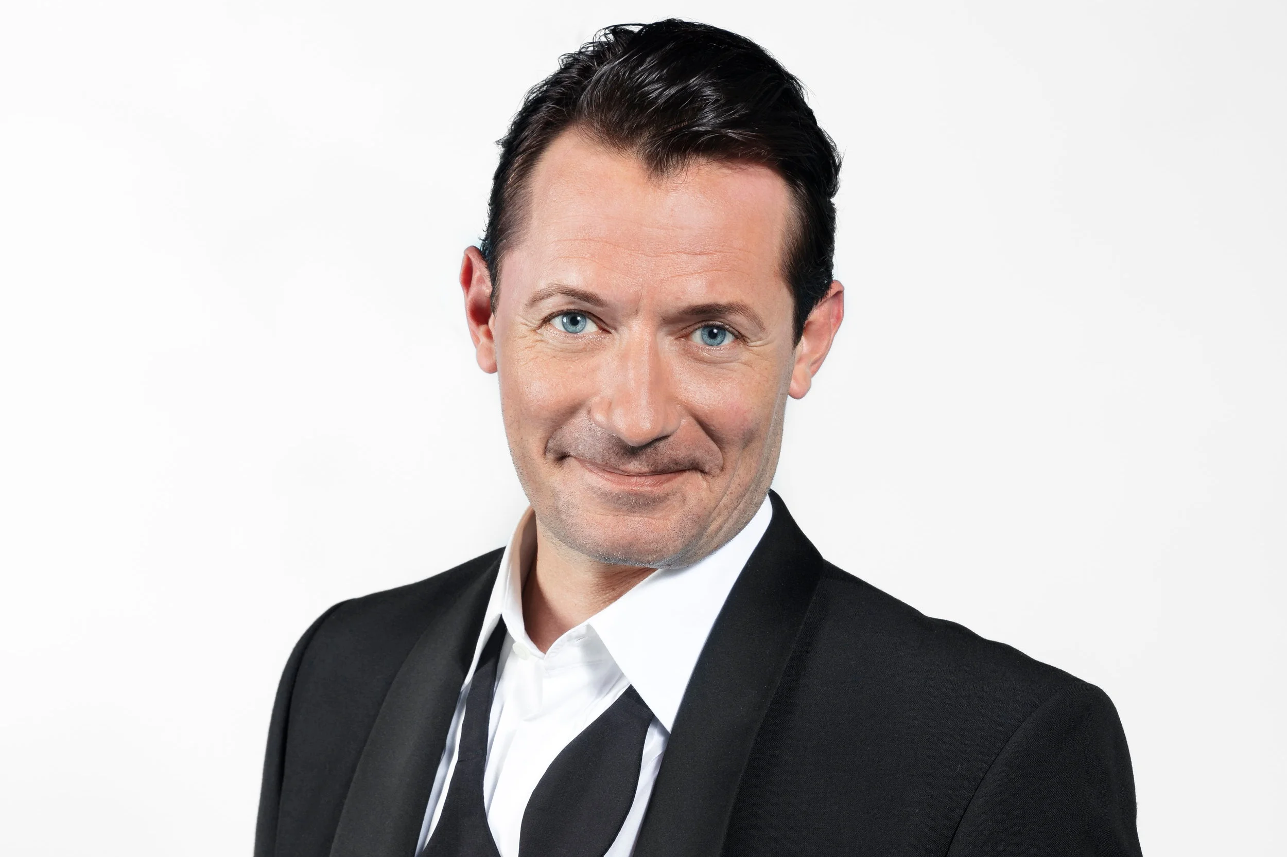 Jens Jacob Tychsen - blandt andet kendt som “Hr. Weyse” i Tv2’s populære TV-serie Badehotellet. Pressefoto.