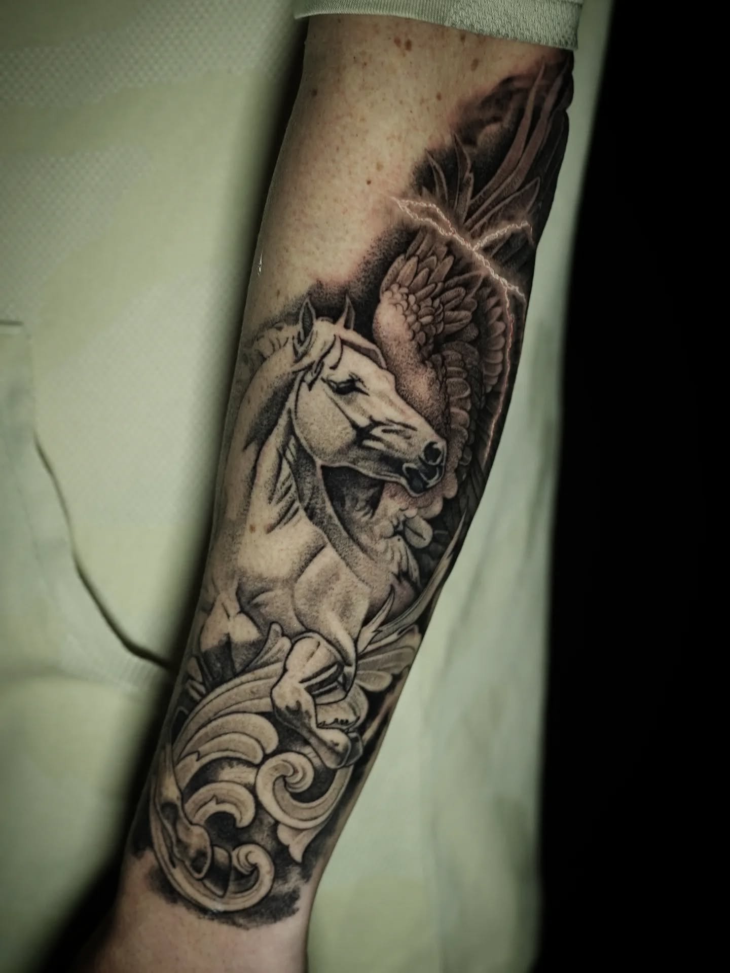 This Pegasus was a blast! Ill be excited to show off the entirety of this sleeve when we get it finished up but this piece was definitely alot of fun. Check out the lightning over the wings👀

#realismtattoo #mythologytattoo #tattooartist #pegasustat