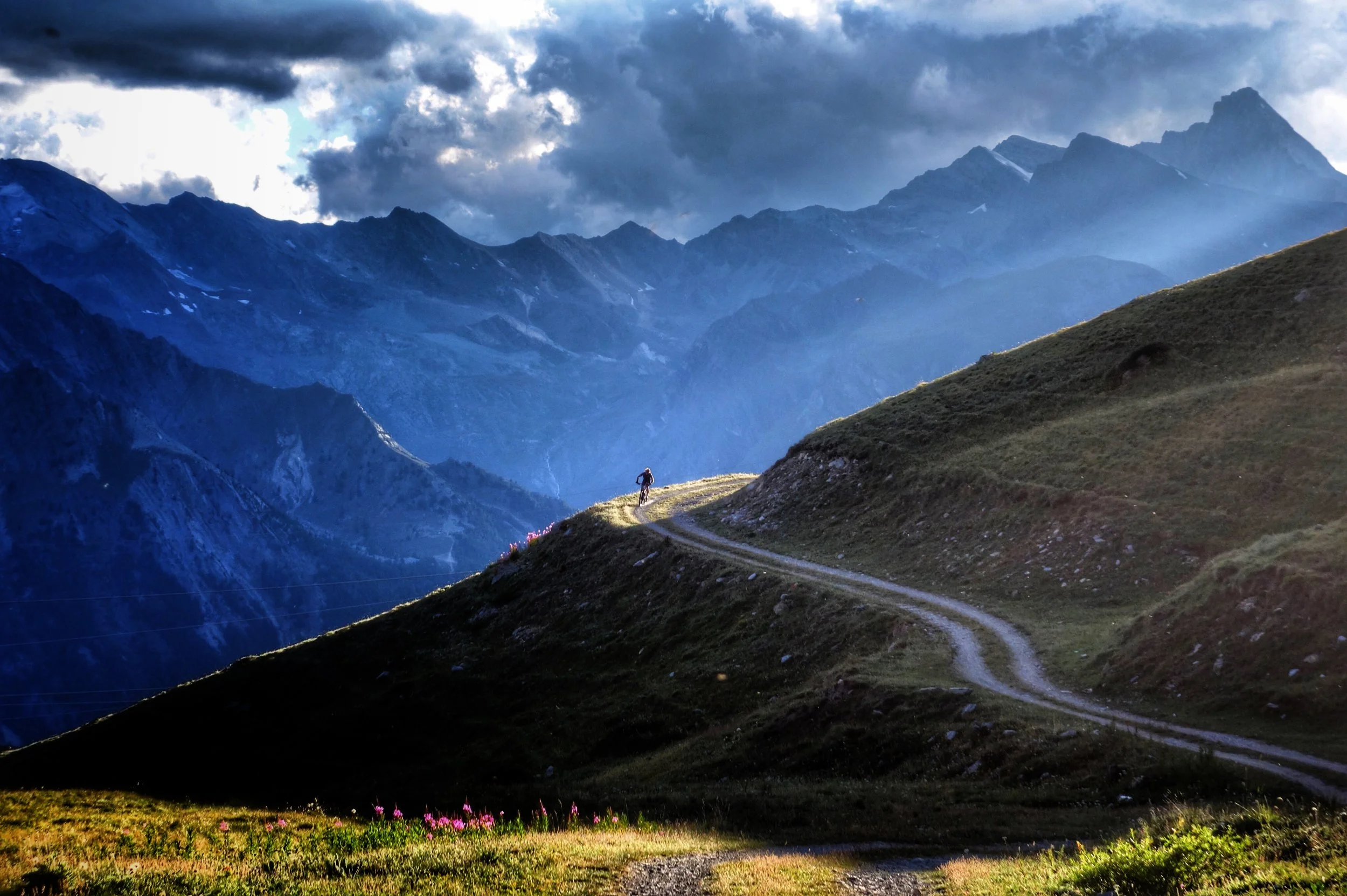 Matthias Scherer riding in front of the Grivola - picture Tanja Schmitt