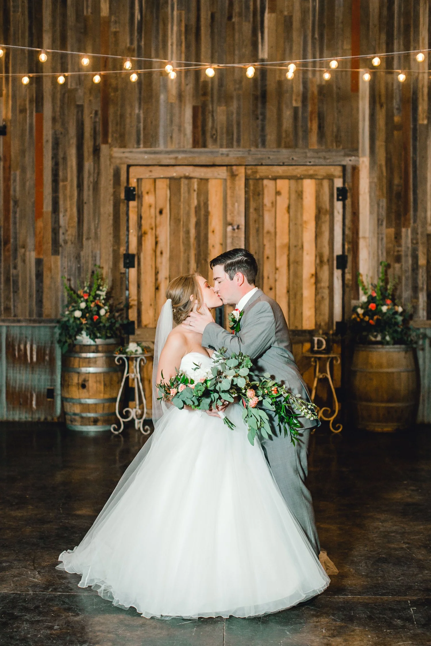 kayla-jacob-dow-cotton-creek-barn-lubbock-wedding-photographer-alleej0123.jpg