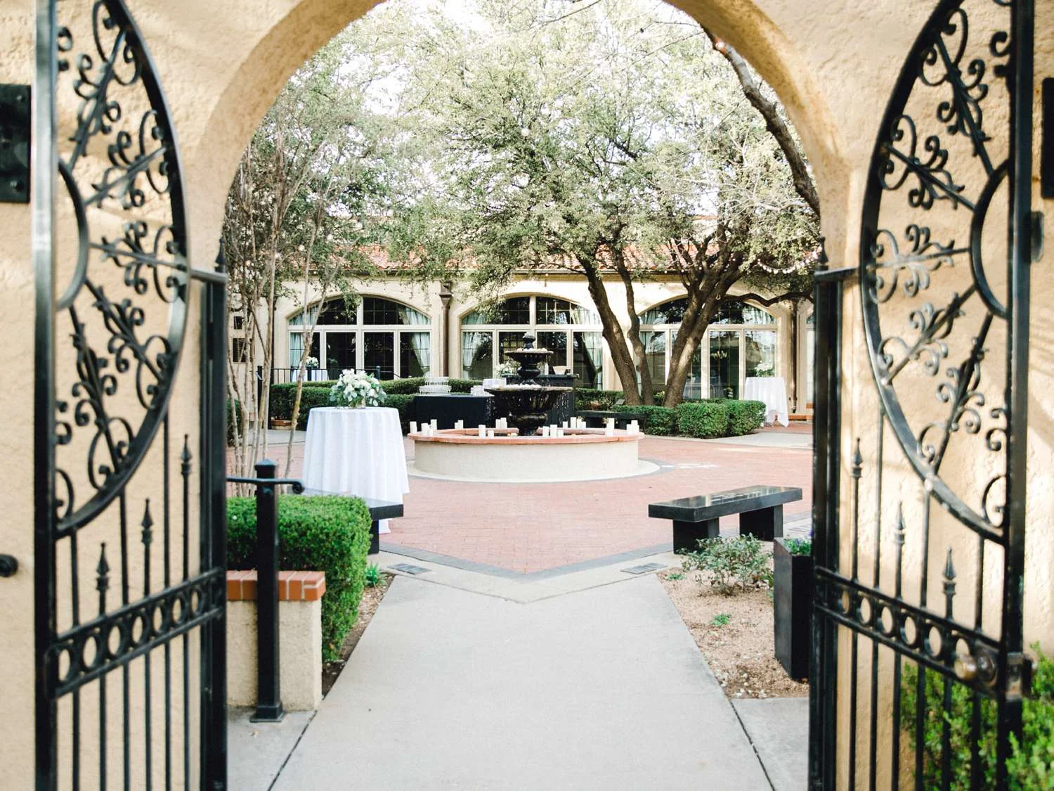 MARLEE+LLOYD+MORGAN+ALLEEJ+TEXAS+TECH+MERKET+ALUMNI+WEDDINGS+LUBBOCK+WEST+TABLE+CLASSIC+SPAIN_0189.jpg