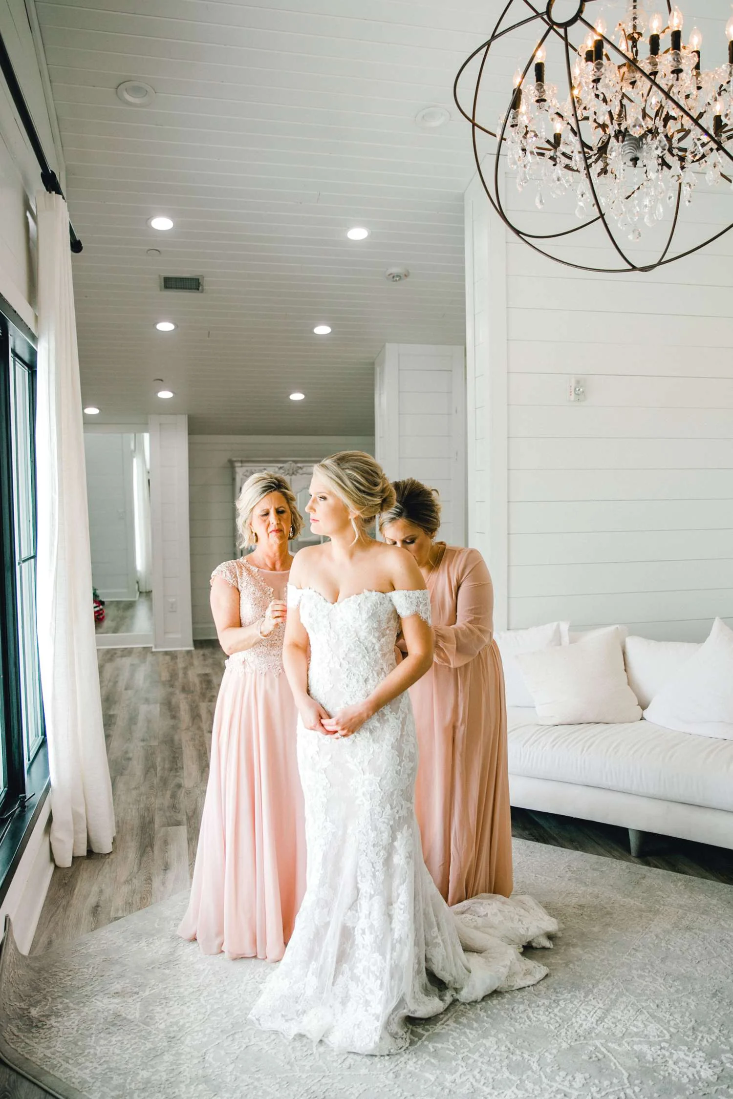 HEBERT_MORGAN_AND_CLAY_ALLEEJ_THE_FARMHOUSE_MONTGOMERY_TEXAS_WEDDING_0009.jpg