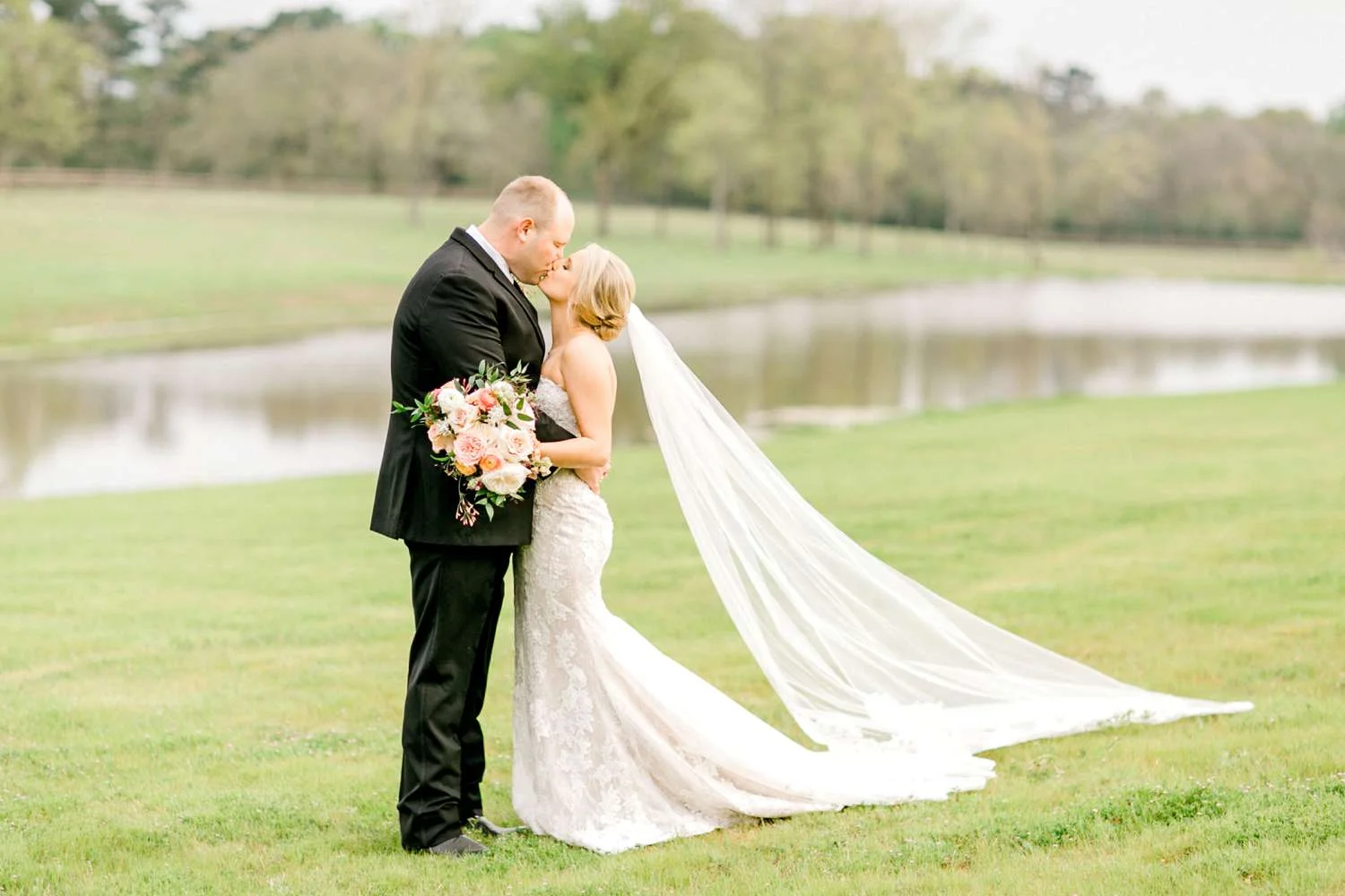 HEBERT_MORGAN_AND_CLAY_ALLEEJ_THE_FARMHOUSE_MONTGOMERY_TEXAS_WEDDING_0129.jpg