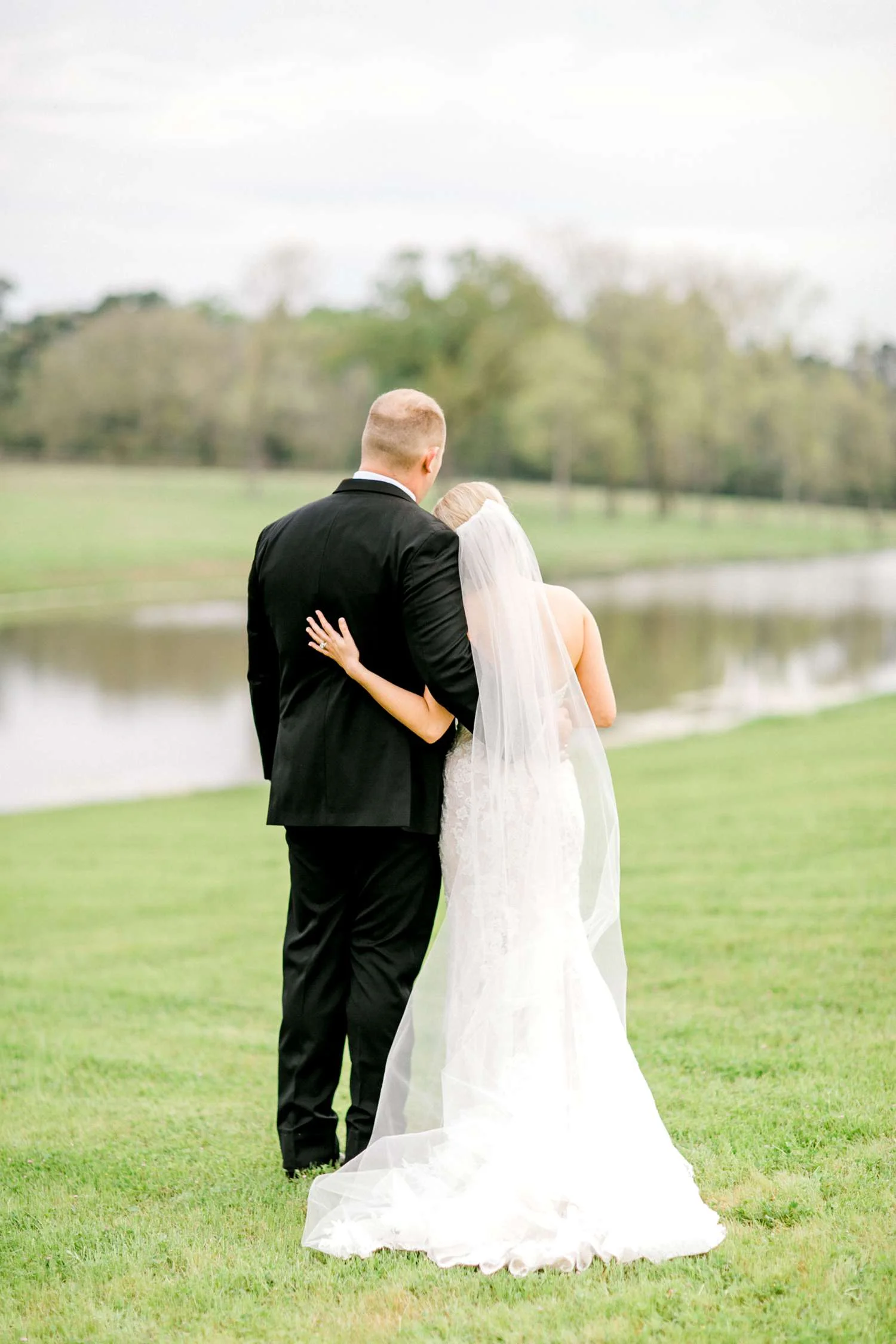 HEBERT_MORGAN_AND_CLAY_ALLEEJ_THE_FARMHOUSE_MONTGOMERY_TEXAS_WEDDING_0140.jpg