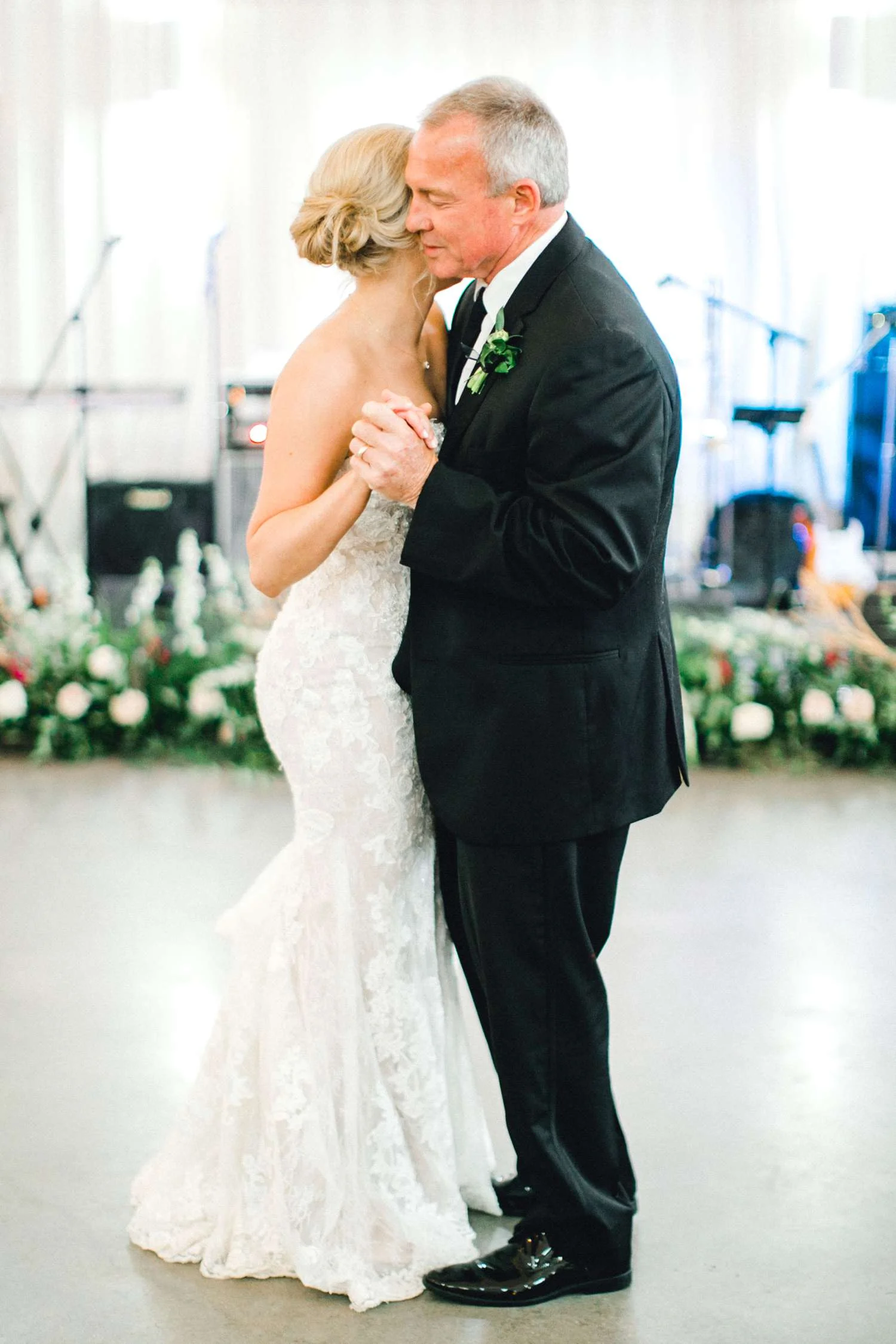 HEBERT_MORGAN_AND_CLAY_ALLEEJ_THE_FARMHOUSE_MONTGOMERY_TEXAS_WEDDING_0170.jpg