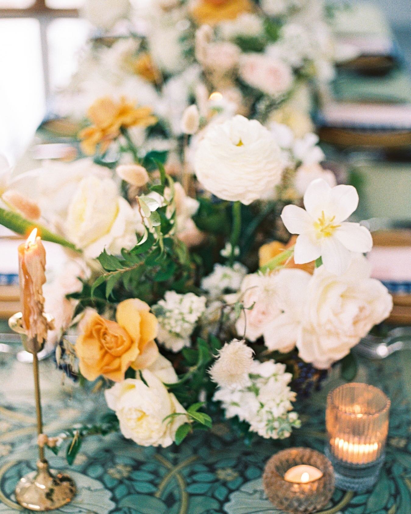 On today&rsquo;s episode of ALLEE&rsquo;s flower obsession 😂🤩🌸. Forever loving everything @truthandblooms touches, like the beautiful creations she put together for the @theeditorialseries hosted by @jennamcelroyphoto at the beautiful @wishwellhou