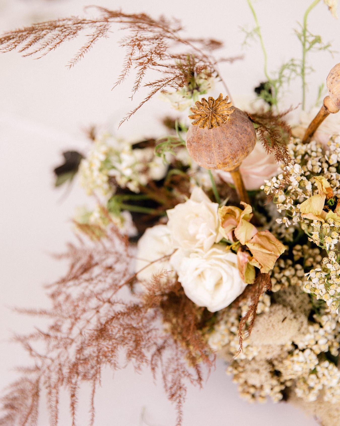 @manmade_and_sage created magic mixing dried and fresh florals &amp; tones that could easily go flat she brought the perfect balance &amp; textures together to make everything sing!! Loved seeing her work, and love how her florals brought this beauti