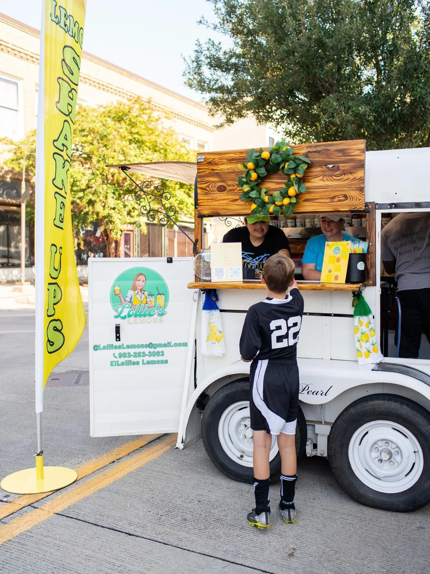 Quench your thirst at the market with all of Lollies Lemons incredible flavored lemonades!! 🍋🧊