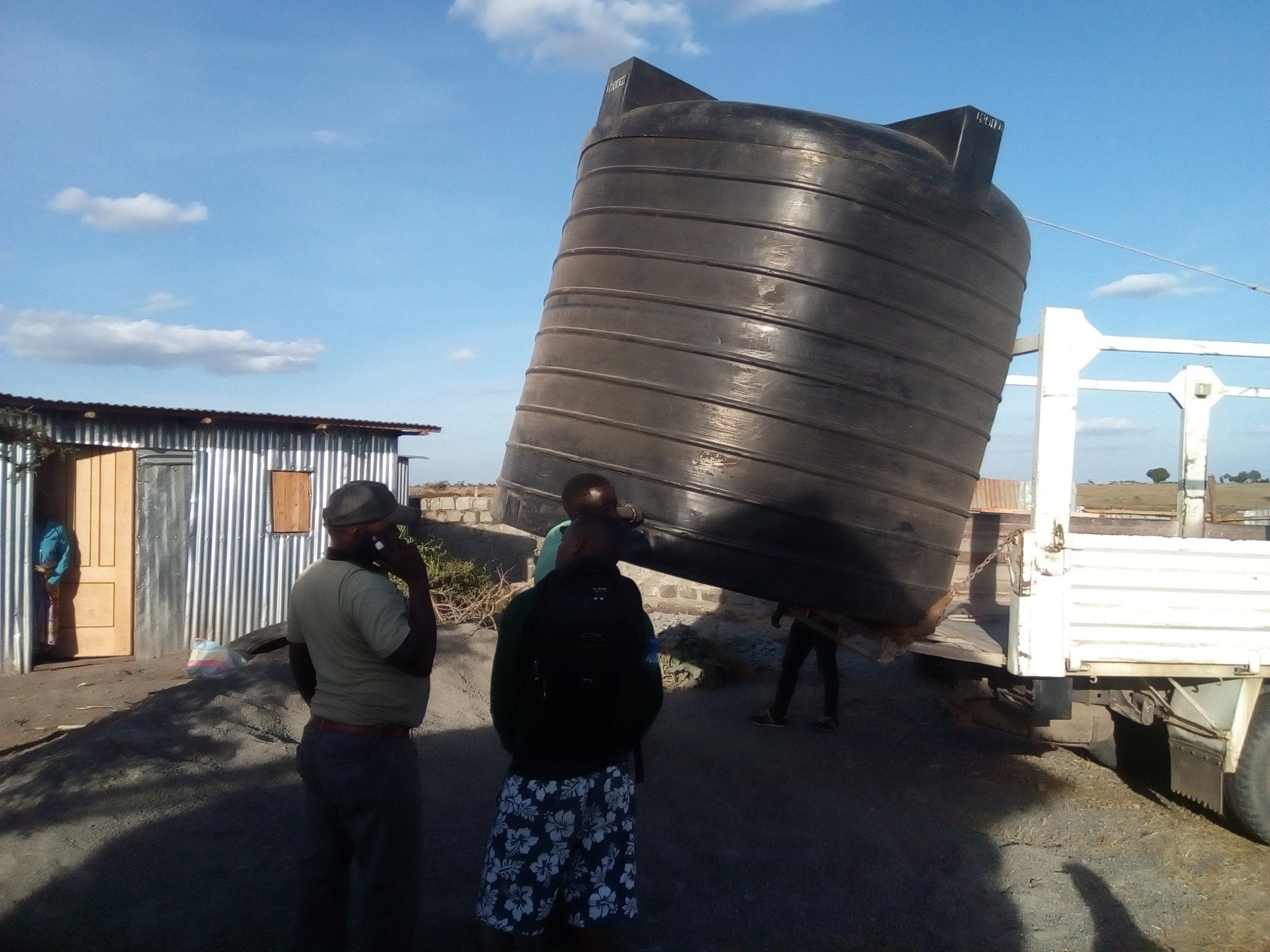 The water tank arrives!