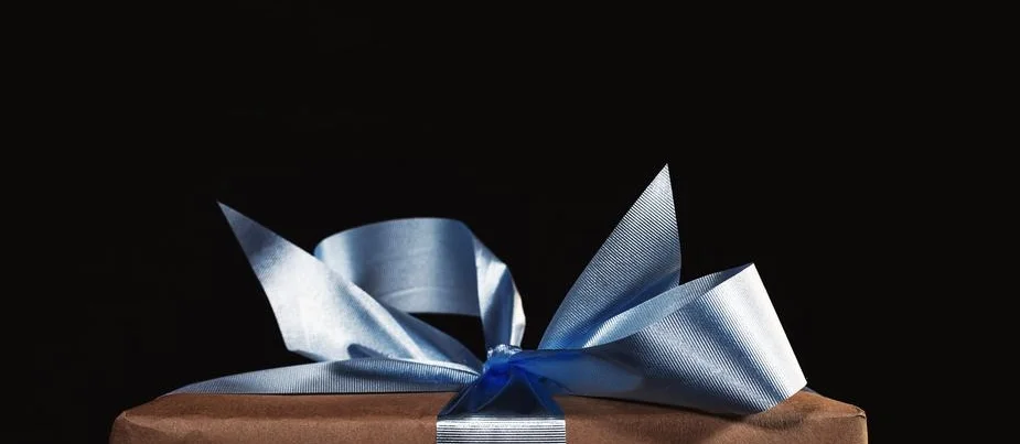 gift-wrapped-with-bow_925x.jpg