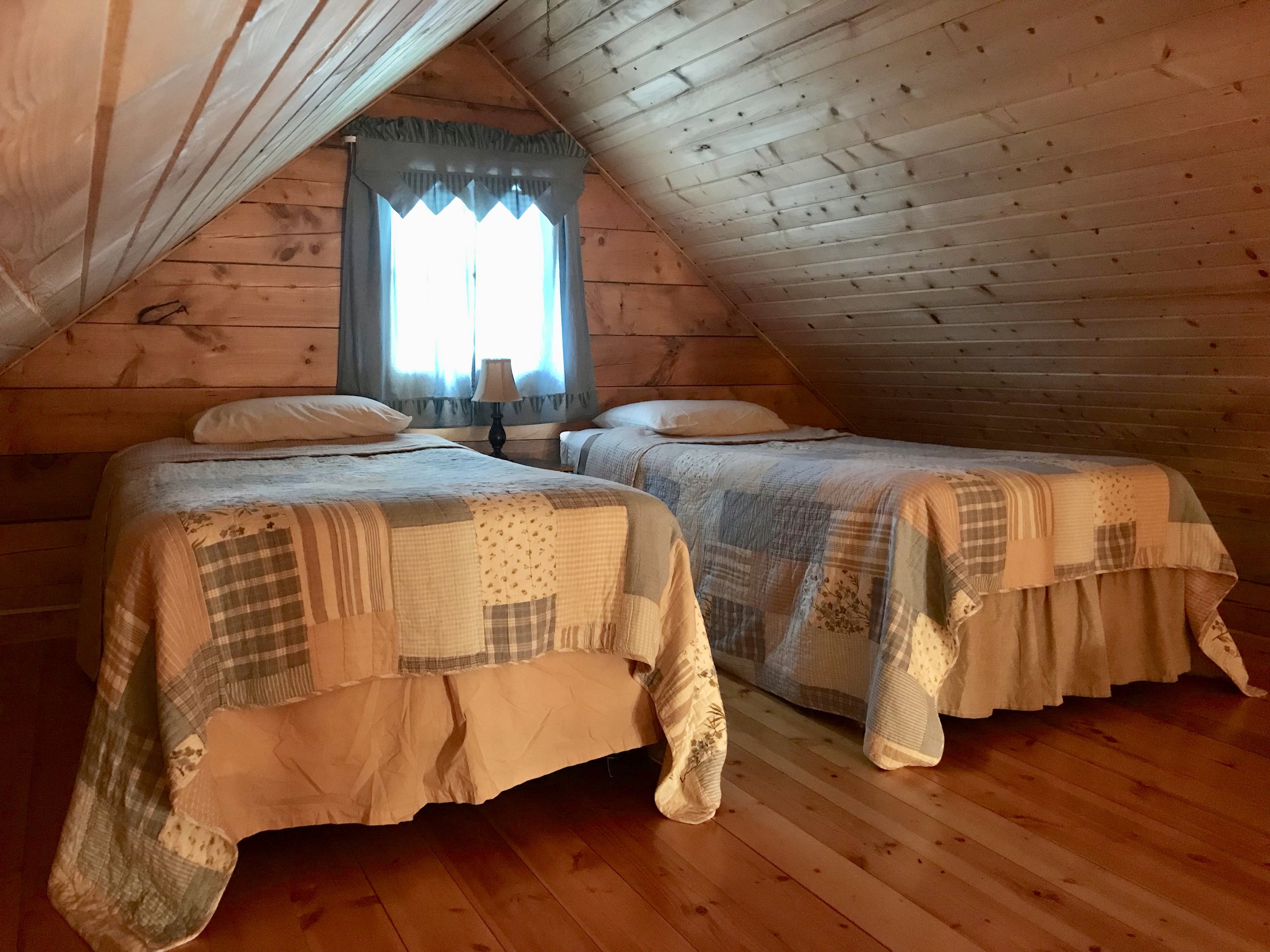 Loft cabin upstairs - 2 twin beds