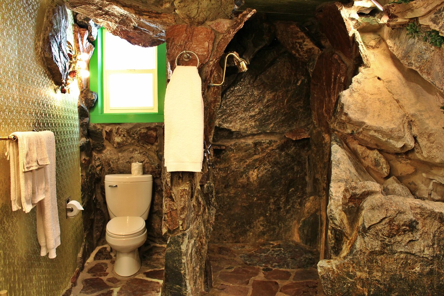 140 toilet and shower.jpg