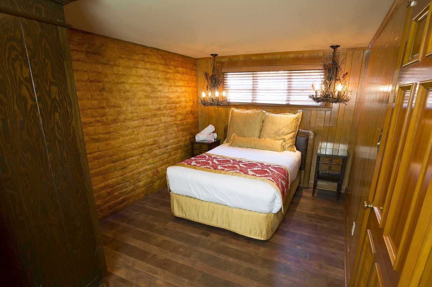 200-Oak+Leaves+Bedroom.jpg