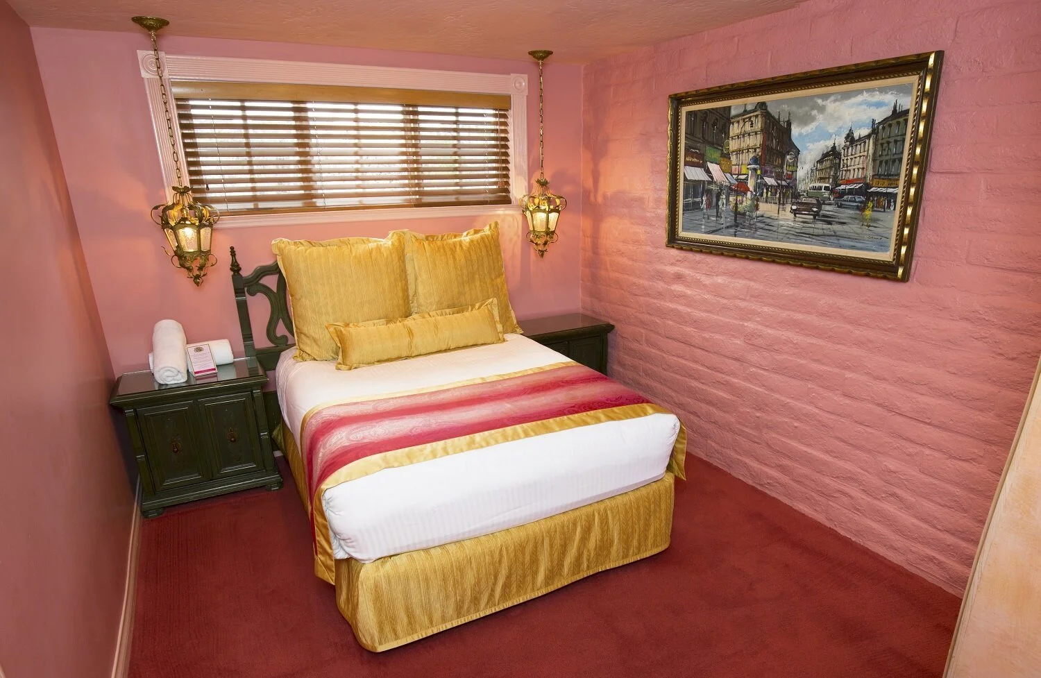212-FLEUR+DE+LIS+BED.jpg