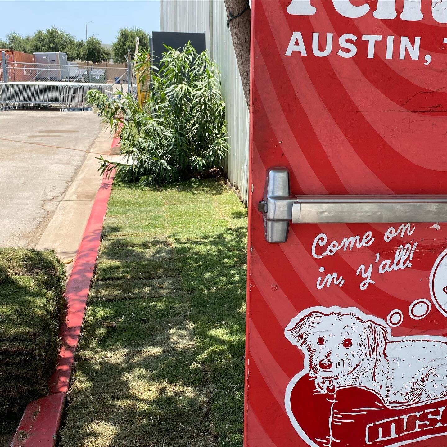Our super hardworking and all-around incredible warehouse crew has been leaning into curb appeal this week and we got a really cute patch of grass out of it. 💚💚💚

Swipe to see where we started! And check out where we are now!