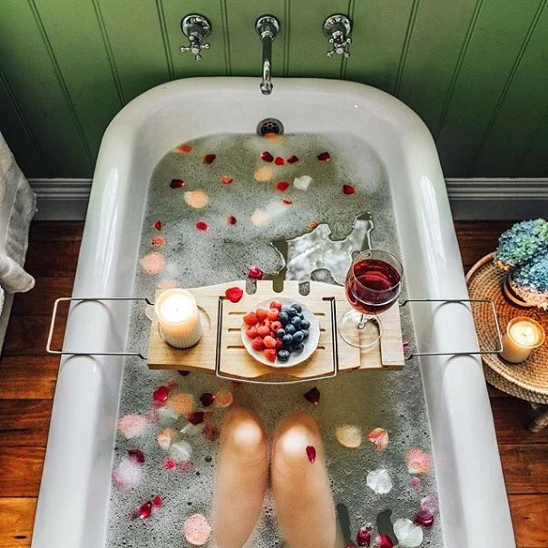 A little personal time never hurt nobody 🌹🛁 | 📸: @taramilktea