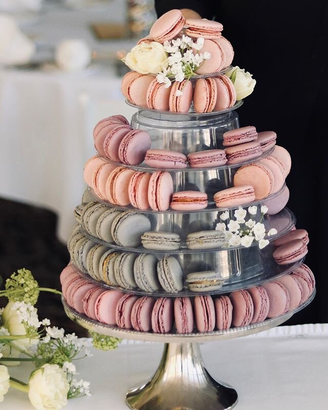 Simple elegance💫.
In light of the COVID 19, couples are finding more intimate ways to celebrate their commitment to each other, choosing to simplify their event to focus on what really matters.
.
.
.
.
.
.
#macaronclass #macaronstagram #glutenfree #