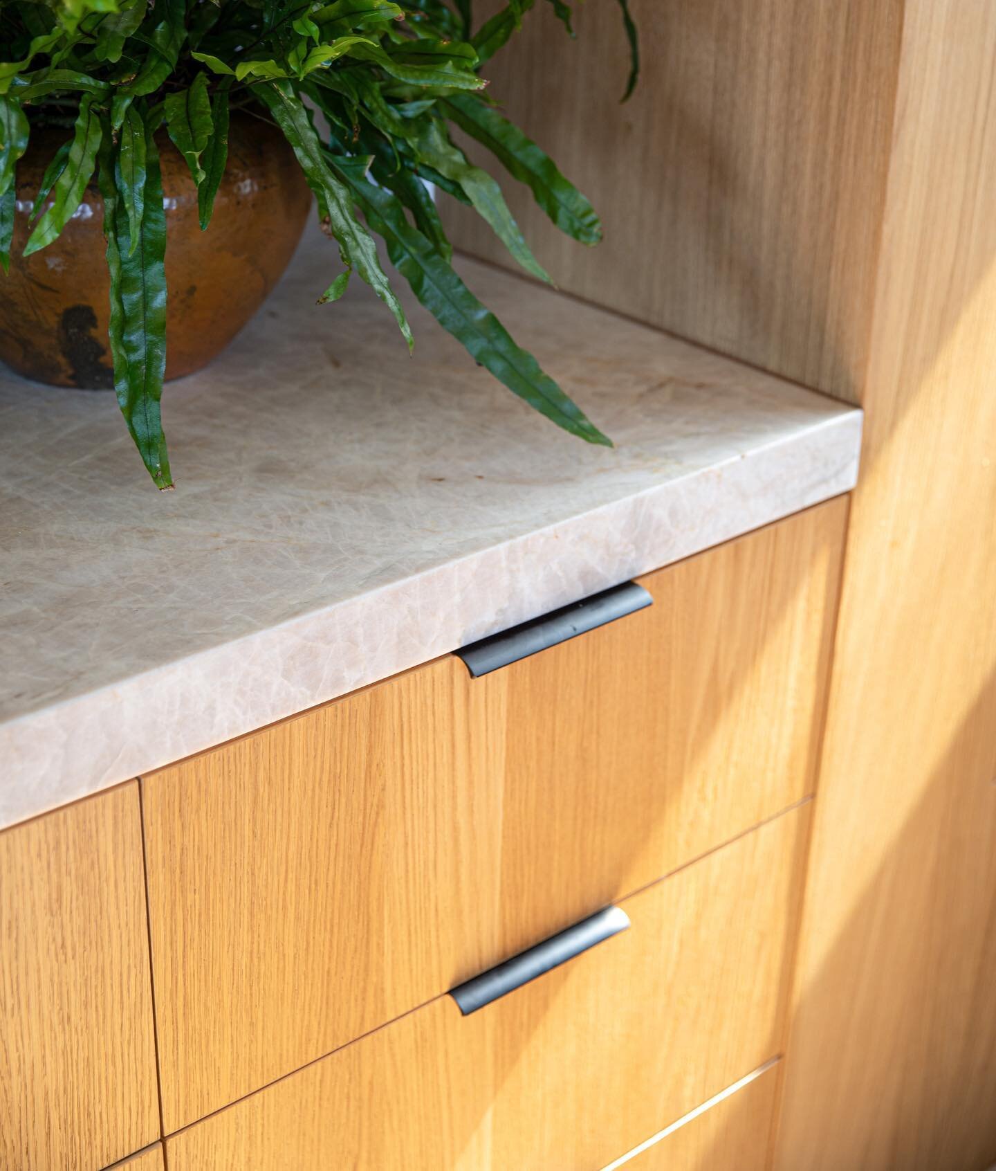 Detail shot📸 can&rsquo;t have oak cabinets without that grain match