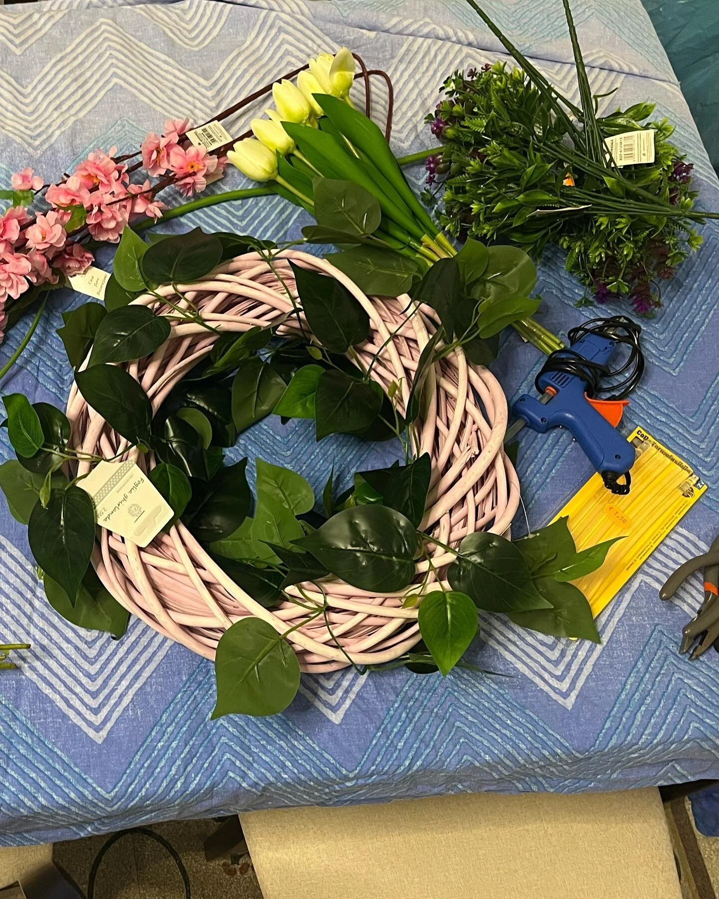 Made a spring wreath. 
The #easterbunny is here on holiday before going to work. 

#spring #primavera #springwreath #ghirlandaprimavera #easter #easterbunny #italia.