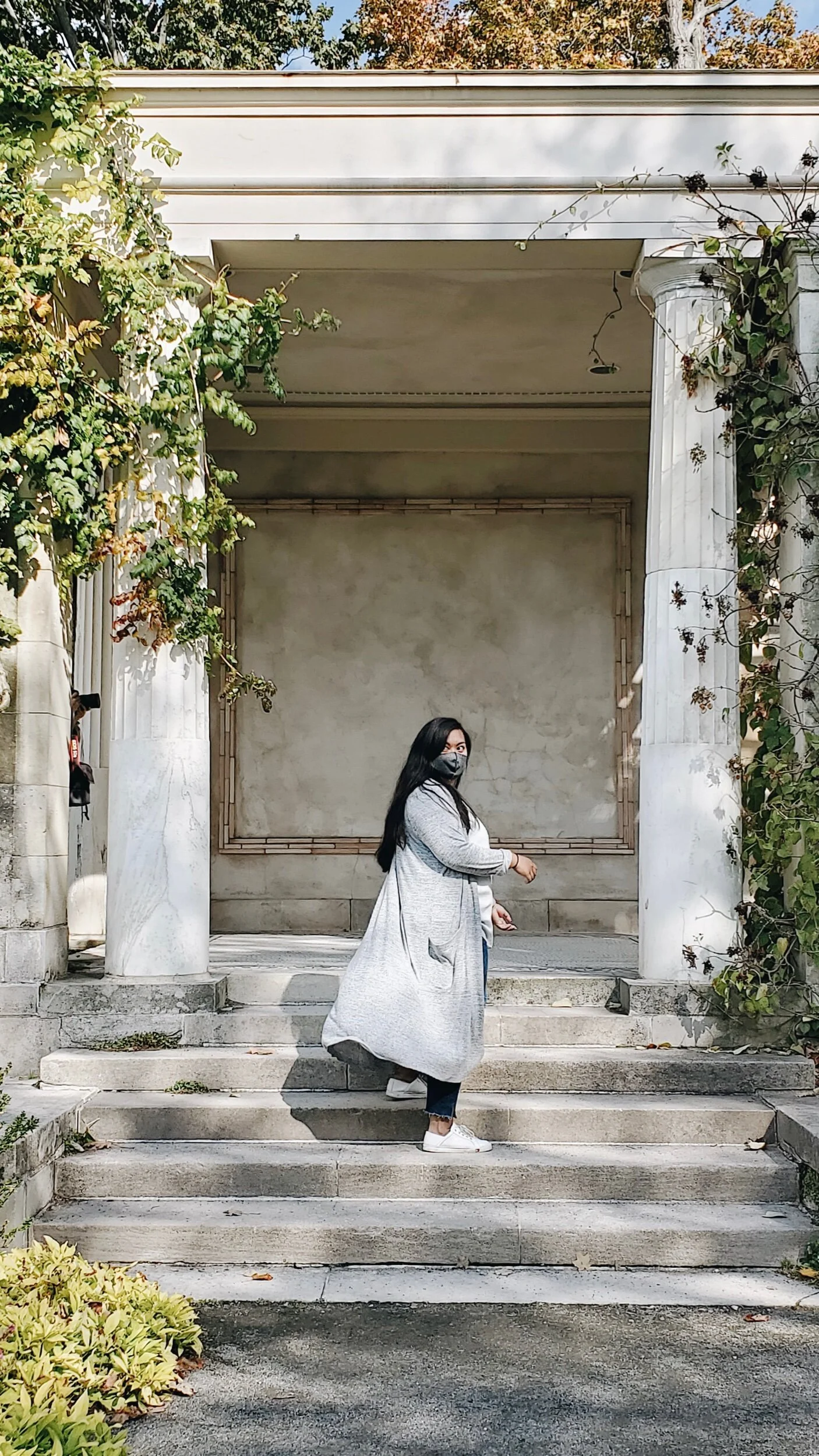 There are also other areas where you can pose among colonnades, trellises, and water features.