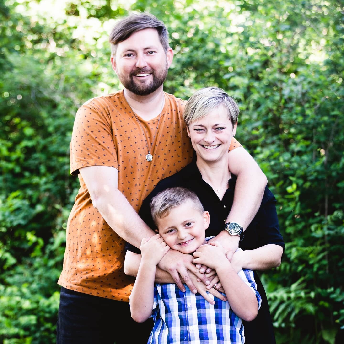 When all you want is a picture with your family, your dogs and your homemade knife (sharp stick), I think we nailed it.

Did you make your own weapons as a kid? I liked making bows and arrows, not that they ever actually did anything.

#familytime #f