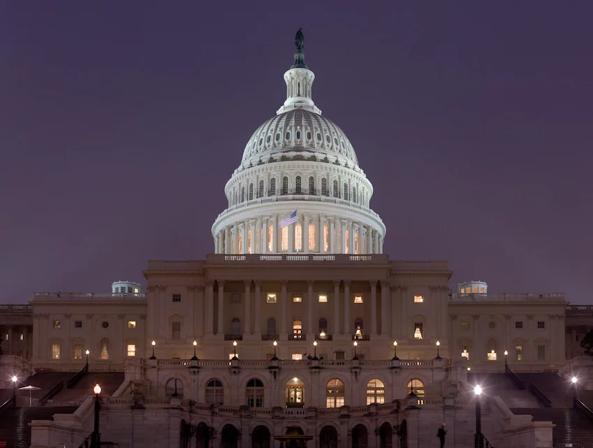 US_Capitol_Building_at_night_Jan_2006.jpg