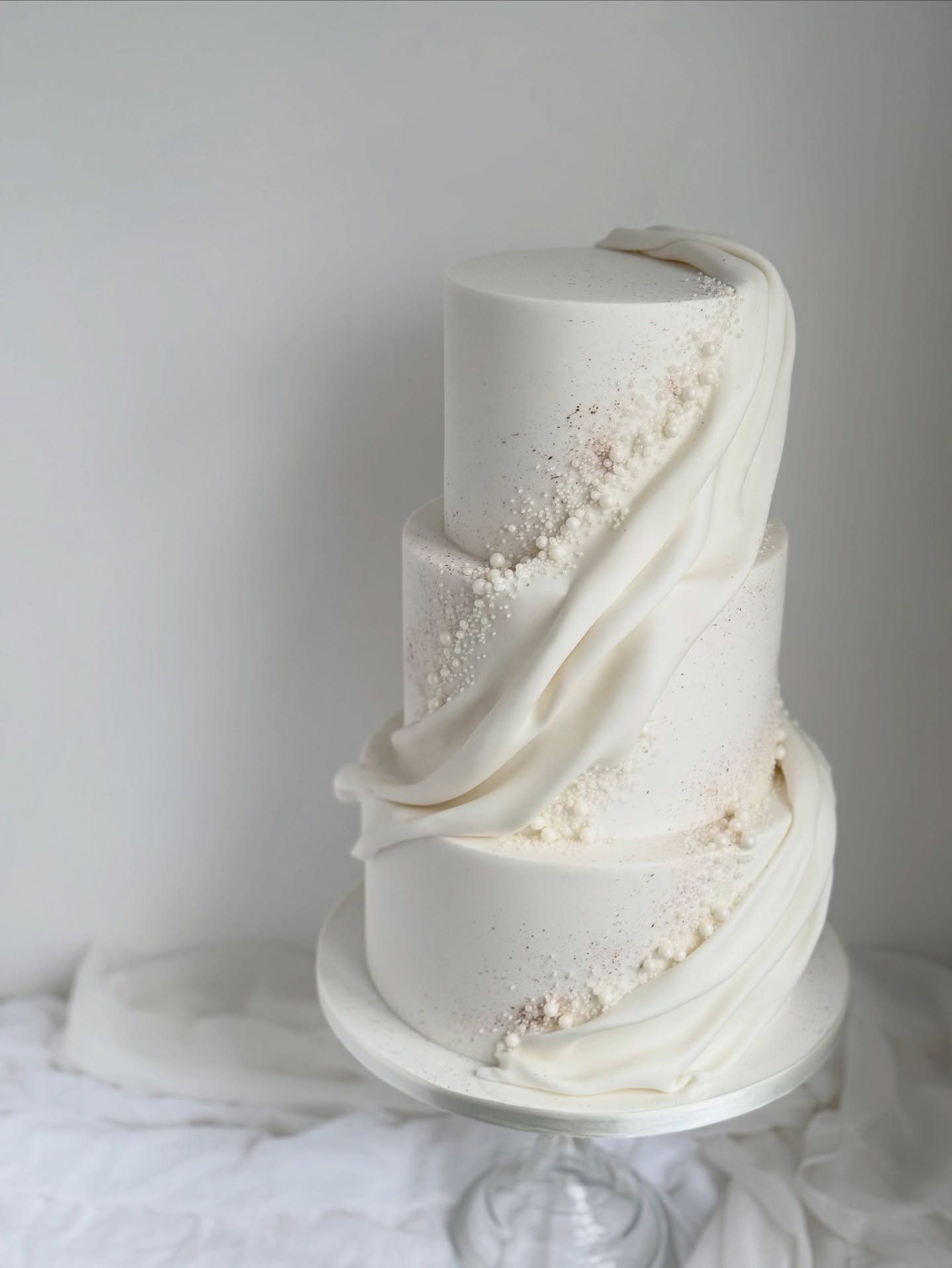 A little Twixmas calm ✨

Timeless design, soft details, and understated elegance 🤍

#understatedelegance #timelessweddingstyle #elegantweddingcakesurrey