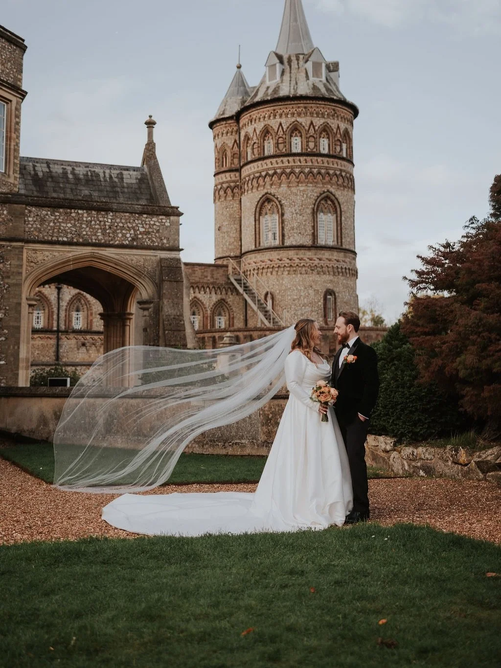 A little glimpse into my latest blog post&hellip;
Perfectly in tune with today&rsquo;s unexpected autumnal mood 🍂

Discover the full story over on the blog, the link is in my bio 🍂

Photographer @gracephamphotography 
Venue @de_vere_horsley_towers 